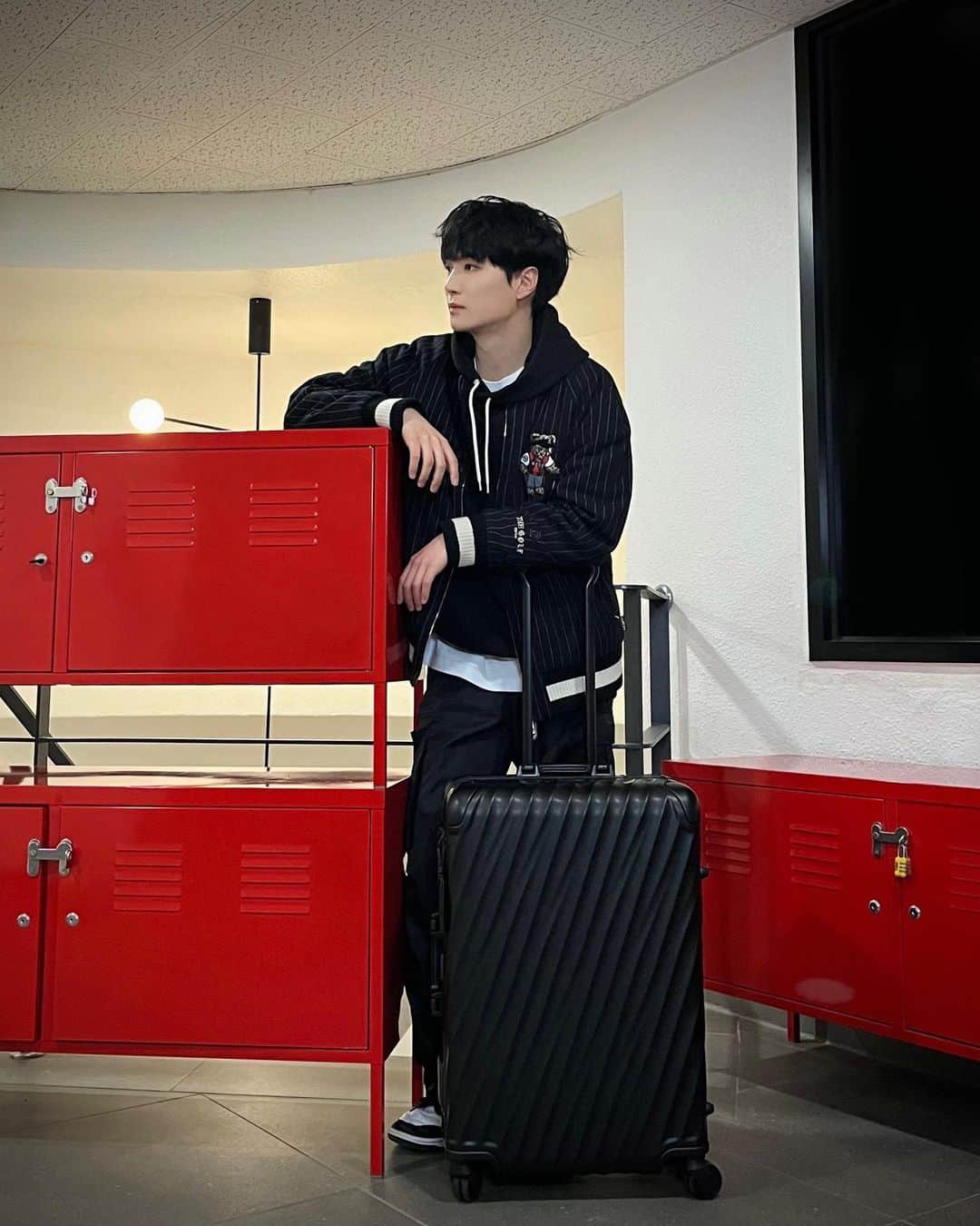 JR さんのインスタグラム写真 - (JR Instagram)「#AD #TUMI #TUMIKR #TUMI19D 여행은 올블랙🖤」1月18日 17時32分 - __jonghyeon