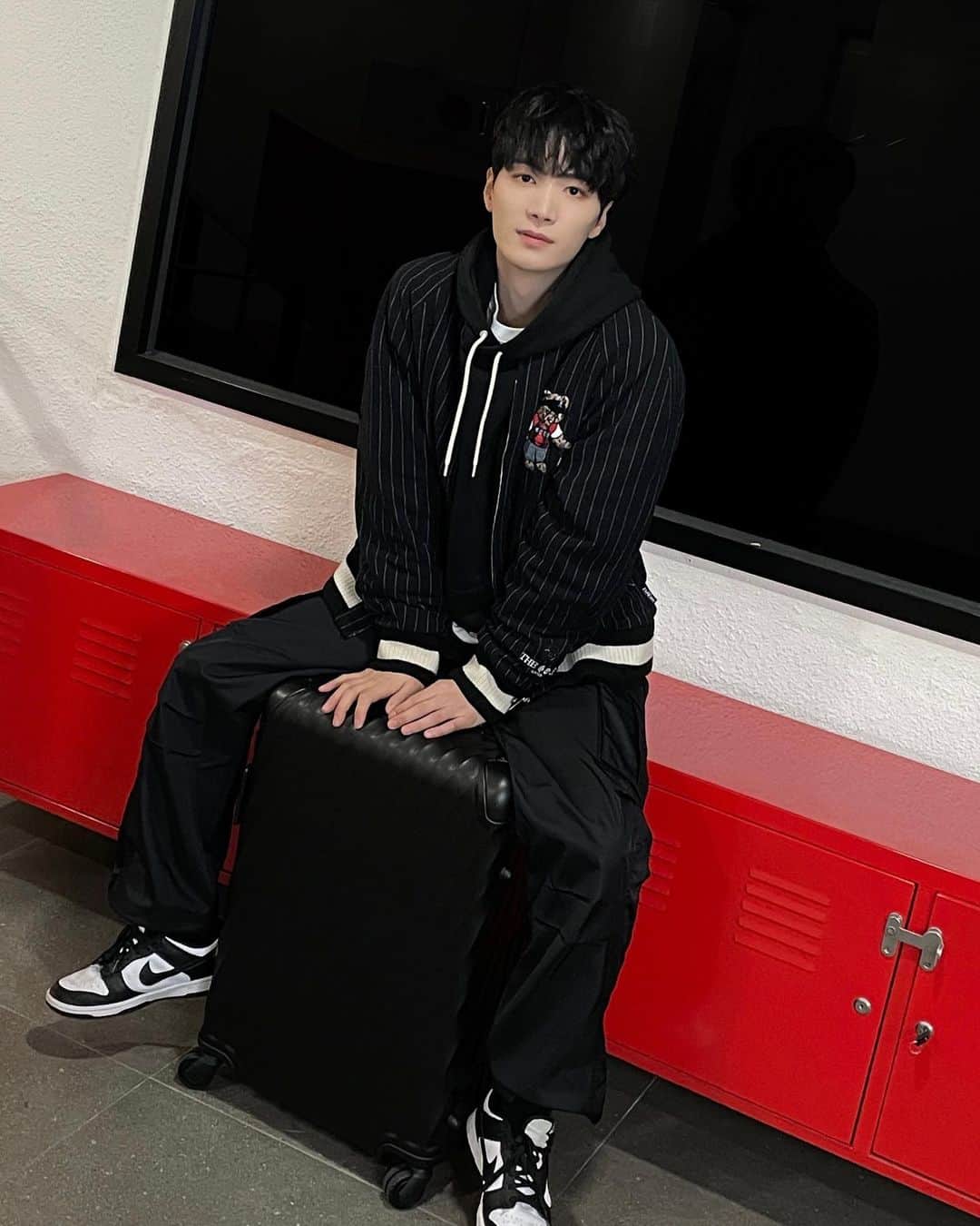 JR さんのインスタグラム写真 - (JR Instagram)「#AD #TUMI #TUMIKR #TUMI19D 여행은 올블랙🖤」1月18日 17時32分 - __jonghyeon