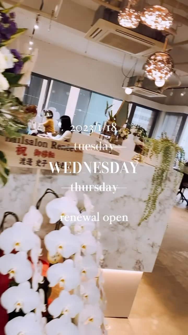 埜藤理恵のインスタグラム：「Renée 本日1月18日リニューアルオープンし 生まれ変わりました💅✨ まだ始まったばかりですが お客様、スタッフみんなが居心地がいい空間に。。 皆様から愛される店舗づくりを目指します！ たくさんのお祝いのお花も いただき本当にありがとうございます！🙇🏻‍♀️  皆様のご来店をスタッフ一同心よりお待ちしております✨  新店舗詳細 ⇩ 大阪府大阪市北区堂山町1-2 R&Eビル3階 am10:00〜pm20:00 JR大阪駅から徒歩7分 阪急梅田駅から徒歩7分 御堂筋梅田駅から徒歩7分  ご予約は サロンの公式LINEより受け付けております。 @rrieenee プロフィールURLより LINE飛べます。 LINEにて行き方動画も配信しておりますので ご参考くださいませ✨✨」