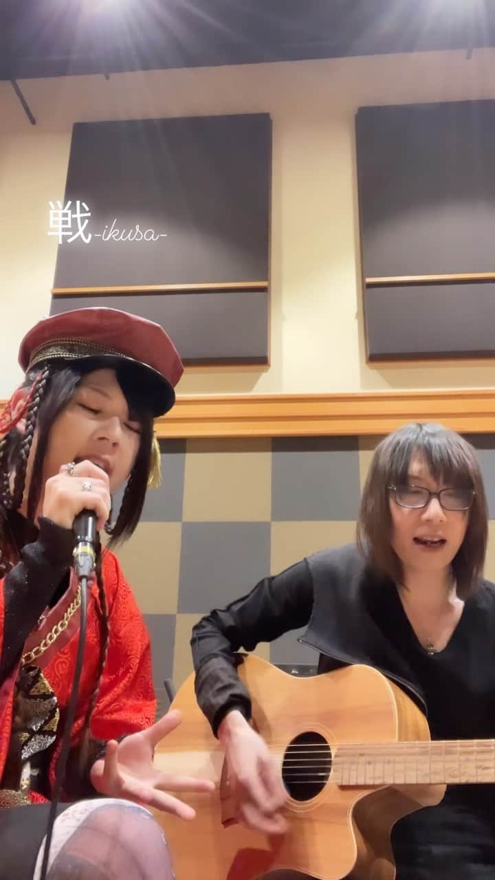 亜沙のインスタグラム：「戦-ikusa-/弾き語り #亜沙　#和楽器バンド　#asa #wagakkiband #広末慧　#戦国無双　#セルフカバー」