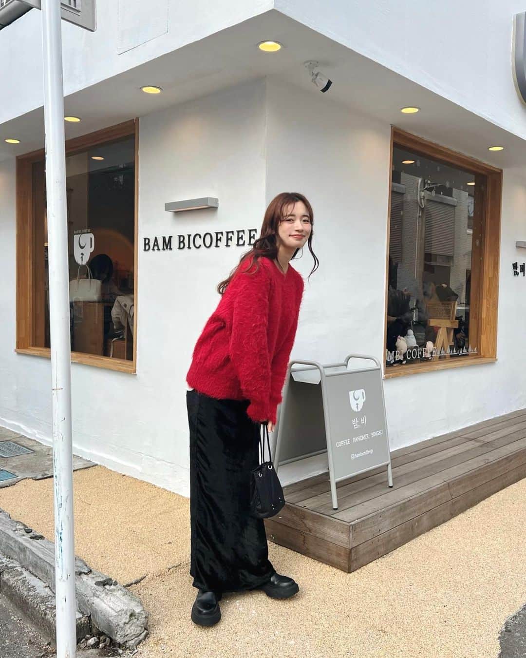 のインスタグラム：「・ 初めてカムジャタンを食べた日🍴in 新大久保 スープたくさん飛ばしたので、赤い服着て行って良かった😂  #ootd #新大久保 #赤ニット」
