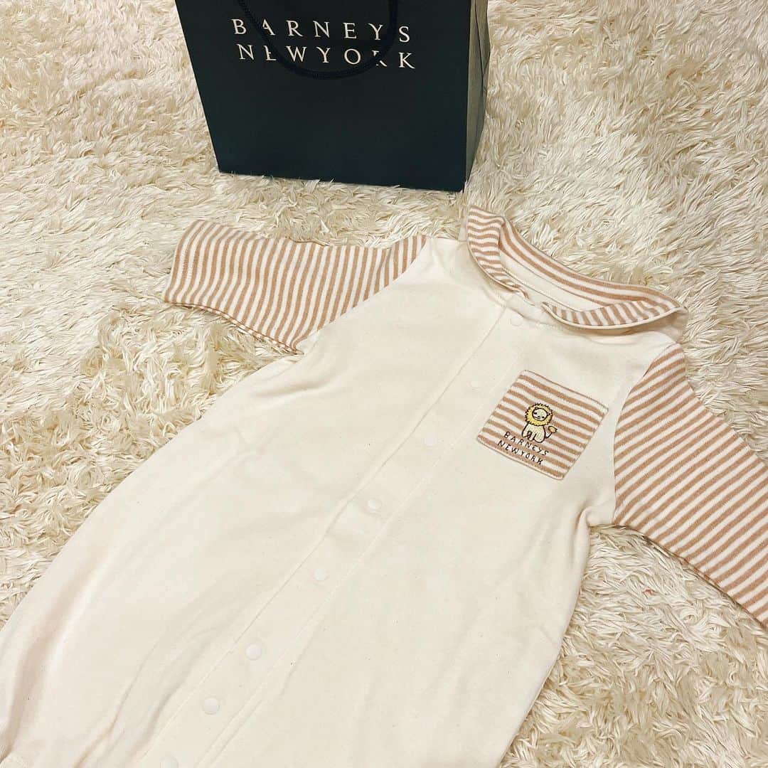 山崎萌絵のインスタグラム：「👗  シリタカの皆さんに頂いたベビー服が可愛い😍  オーガニックで着心地も良さそうです✨  お天気が良くないのでなかなか水通しできません⛅️  #barneysnewyork  #臨月妊婦」