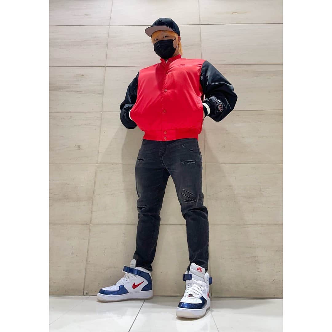 下村大樹のインスタグラム：「#ハッピーハンバーグ　× #nike   #airforce1 #airforce1mid #スニーカー #スニーカーコーデ #スニーカー好きな人と繋がりたい #スニーカーヘッズ #ナイキ #ストリートファッション」