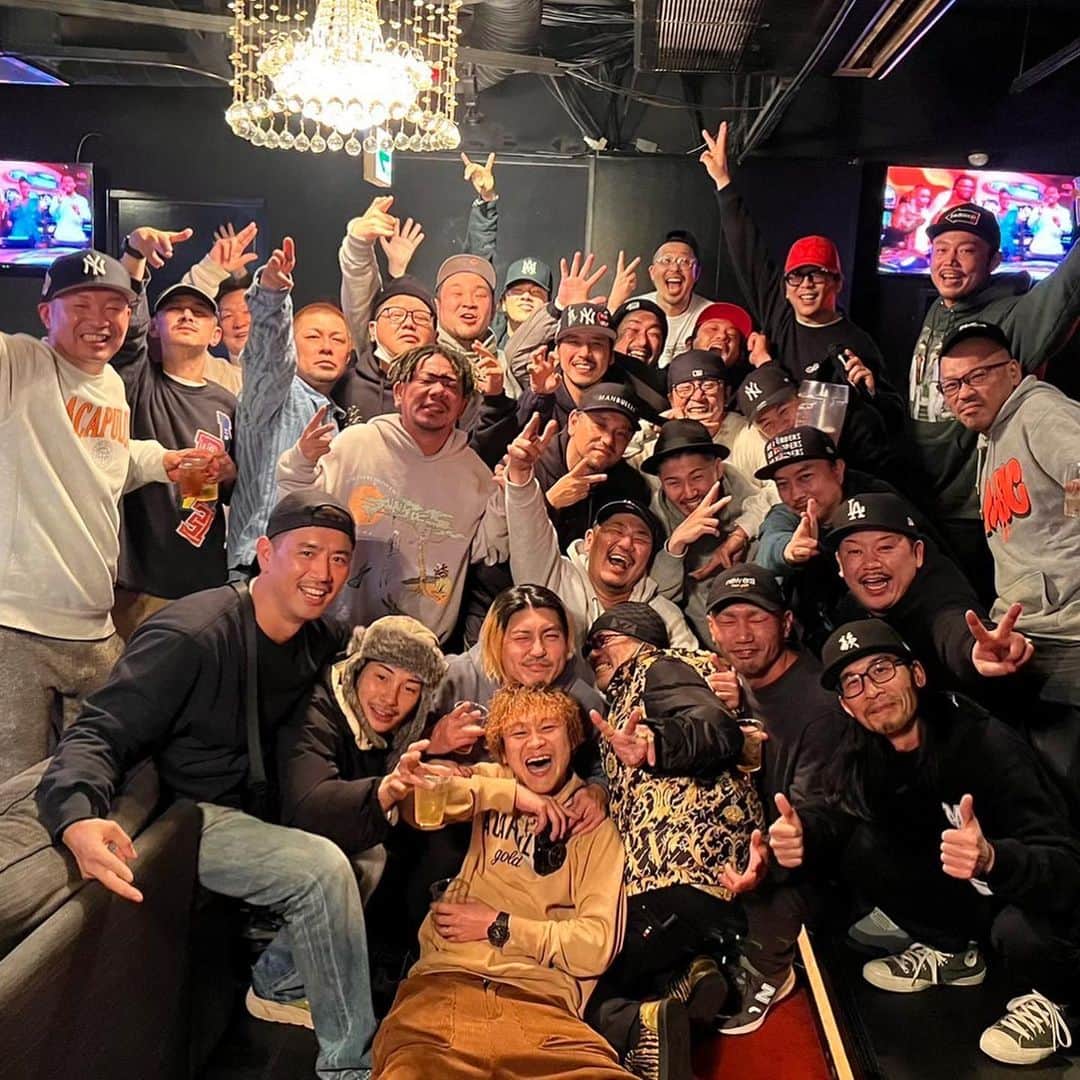 RYO the SKYWALKERのインスタグラム：「３年ぶり？のマイジャ新年会🍻🎊  今年もめちゃめちゃ飲んで、めちゃめちゃ笑いました🙌  なにわのラガマフィンどもに幸あれ🎌」