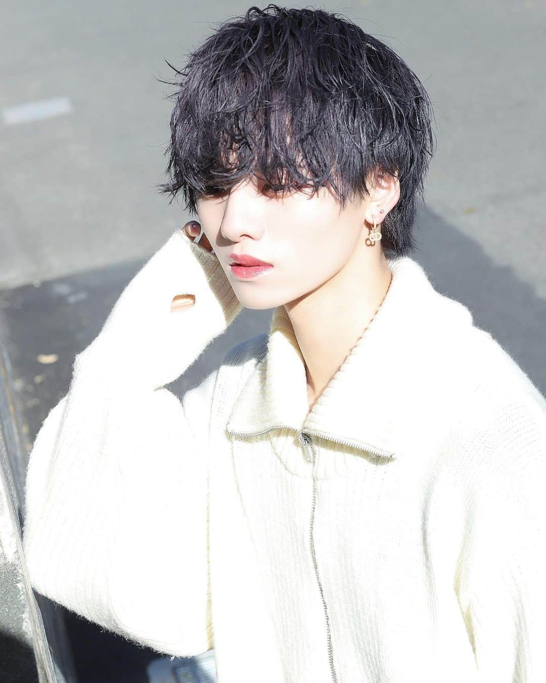 のインスタグラム：「黒髪マッシュ片耳ピアスとかね」