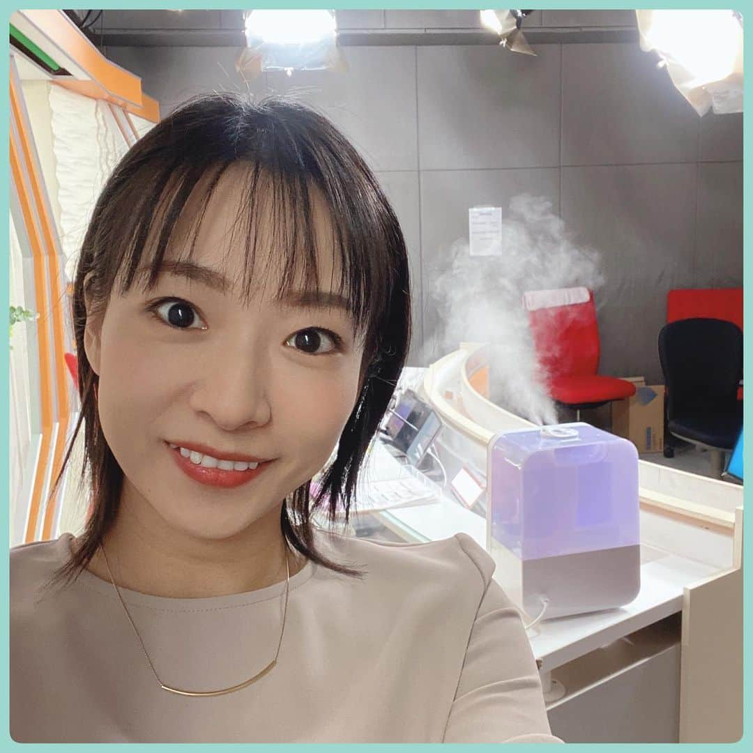 砂岡春奈さんのインスタグラム写真 - (砂岡春奈Instagram)「スタジオ入った瞬間めちゃめちゃモクモクしてて ロスコ(舞台とかのスモーク)焚いたみたいだったのに、写真には上手く映らなかった😅  今日はこの後船橋記念！🏇 電撃の5ハロン⚡︎⚡︎お見逃し無く！  髪切りました。  #船橋記念 #船橋競馬 #ハートビートナイター  #地方競馬 #競馬中継 #競馬キャスター #ジョイスタッフ #フリーアナウンサー #horse #キャロッタ #中継スタジオ   #嘘です 🙇🏻‍♀️ #髪切ってないです #切ったように見せかけています  切りたい気もするし伸ばしたい気もするけど… スタッフさんにこっちの方がいいと言われたし、本当に切ろうかな😂」1月18日 18時00分 - isaokaharuna