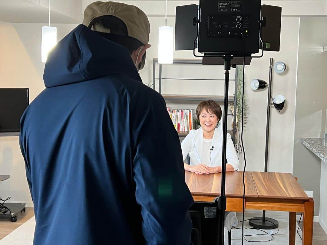 のインスタグラム：「この間の美容院😃  #吉瀬美智子さん よりに 仕上げでいただきました❣️  せっかく大学院生だから、　#ぱっきん　や❣️ 大好きなデビットボウイさんよりに メッシュ入れてましたが🤭なんだか茶系😎  ライトがあたっても 金髪ではないですね😚 なんの撮影かは、後日お楽しみに👍  #ロカボダイエット  #管理栄養士  #麻生れいみ式ロカボダイエット  #lowcarbdiet  #lowcarb  #麻生式ダイエット #dietitian  #dietitians  #糖質制限  #ダイエット  #ケトン体 #ケトジェニック #ketodiet #ケトンアダプト #ketoaptation  #ketoadapted  #簡単ダイエット」