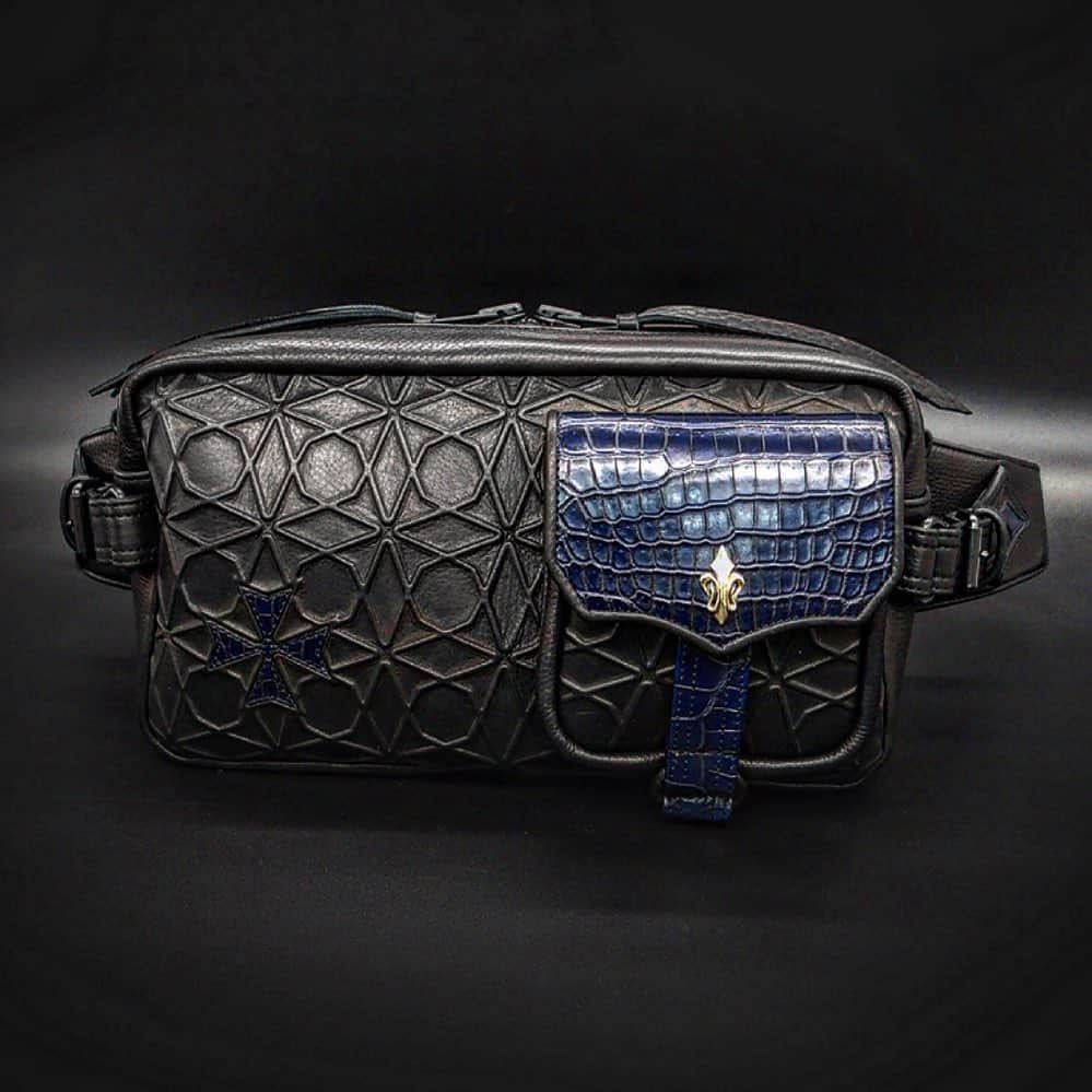 リザード・ヘッドのインスタグラム：「Malta cross Body bag ベビーカーフ、藍染クロコダイル 新たなテクニックを施して アーティスティックな作品に仕上がりました。  #マルタクロス  #バッグ  #レザークラフト  #クロコダイル  #ハンドメイド」