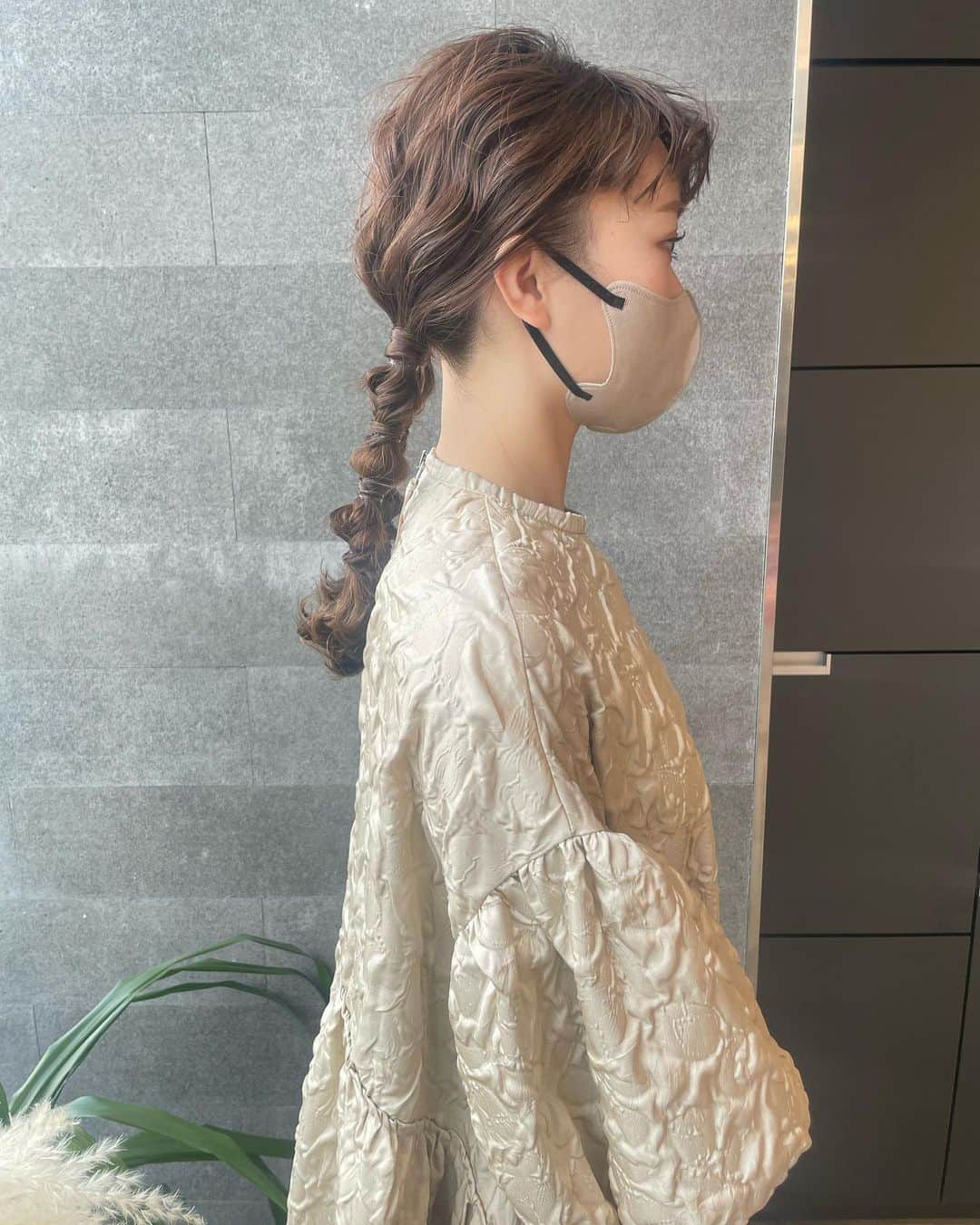 YUMIKOのインスタグラム：「19ミリ巻きアレンジ☺︎ ツインテール  前髪もパーマ風に🫶🏻 ドレスも可愛くて最高です いつもありがとうございますっ  #結婚式ヘアアレンジ#札幌美容室#札幌美容師#sknow#ヘアアレンジ#お呼ばれヘア#결혼식#헤어#前髪パーマ#좋아요#卒業式ヘア#홋카이도」