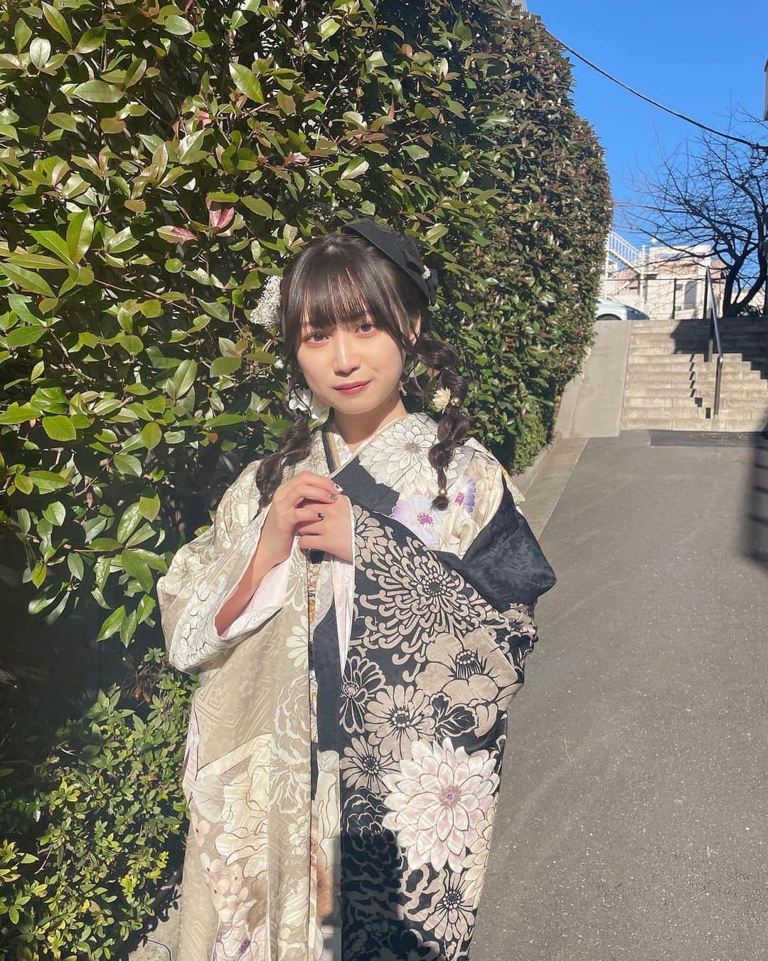 山田杏華のインスタグラム：「⁡ ⁡ 載せてなかった振袖の写真！🌸 ネイルも振袖に合わせたんだ〜☺️🤍 ⁡ #二十歳の集い #成人式 #振袖 #振袖ネイル #振袖ヘア」