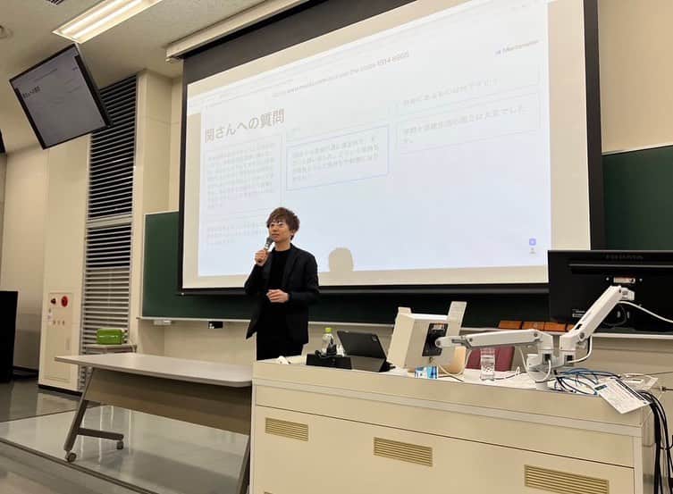 関義哉のインスタグラム：「今日は #立命館大学 にて 「音楽とまちづくり」について 僕の経験をもとに 講義させて頂きました  貴重なオファーを頂き 本当に感謝です  大きな教室に少し緊張しましたが 学生も真剣に聞いてくれていて 今後の大学生活において 少しでも糧や何かのきっかけになれれば 嬉しいです  #びわこくさつキャンパス #bkc #関義哉 #SingerSongGolfer  #まちづくり #地域貢献 #地域貢献活動」