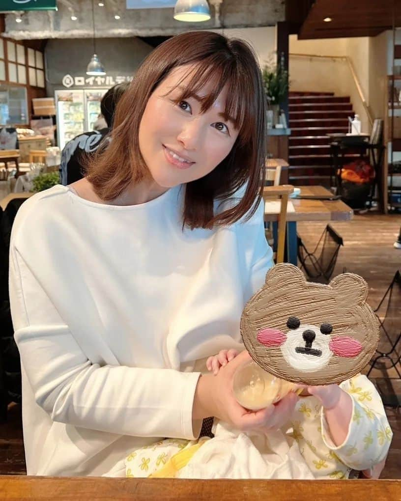 鈴木理香子さんのインスタグラム写真 - (鈴木理香子Instagram)「🍼ミルク作り🍼  投稿がご無沙汰しておりました！ 育児に奮闘する日々を送っています👶 どーも、すーさんです🙋 写真は先日、可愛い後輩ちゃんに会った時のもの❤ 後輩ちゃんは会うといつもべびたんを抱っこしてくれて、私のご飯タイムを作ってくれます😭✨ 更に「オムツかえられるところありましたよ👍️😉」 と言って、探しに行って来てくれたりと 何から何まで本当にありがとう😭✨❤ 後輩ちゃんに出会えて 思いやりのある友人に囲まれて 私は本当に人に恵まれてるな～って思うよ😊 @akaneetty  そんな後輩ちゃんが撮ってくれた写真に ミルクが写っていたので、よく聞かれた 「ミルク作り」についてご紹介します😉🍼  私は母乳とミルクの混合ですが お出掛けして、授乳室が無いこともよくあるので ミルクは大事ですよね～💪  ミルクは義理の妹に教えてもらって アイクレオ(外出の際はスティックタイプ)にお湯を注ぎ、 湯冷まし用としてピュアウォーター(水)で割って作っています🍼水道水にさらしている時間に泣いているべびたんを待たさなくてよいのと、水道水を流しっぱなしにしなくてもとよいので私にとってはストレスフリーなんです👍️❤️ 🍼アイクレオはふるさと納税でゲットしています😃✌️  🧴ピュアウォーター 水道水の場合は煮沸消毒が必要ですが、ピュアウォーターは殺菌処理済なので煮沸消毒の必要性がありません😃✌️ 適温に温めるのみで使用できて時短につながるので特に忙しい方にピッタリです！ちなみにピュアウォーターはしっかりと殺菌処理がされているため、賞味期限が長く、保存水として非常時に備えておくこともできて安心ですよ😉 ピュアウォーターは楽天で箱買いしてます💻️  ご参考までに😊  追伸 後輩ちゃんと「子育てしながら、綺麗にしてる人 すごいよね～😂」と会話。髪の毛も伸びてきて、べびたんに引っ張られるので😂美容院に行きたいわ～💇✨いや！行く！  #ミルク #ミルク作りに最適 #アイクレオ #glico  #ピュアベビーウォーター #ベビーザラス #楽天 #赤ちゃんのいる生活 #すーさんとべびたん #新米ママ #ママスタグラム #ベビスタグラム」1月18日 18時24分 - rikako.suzuki