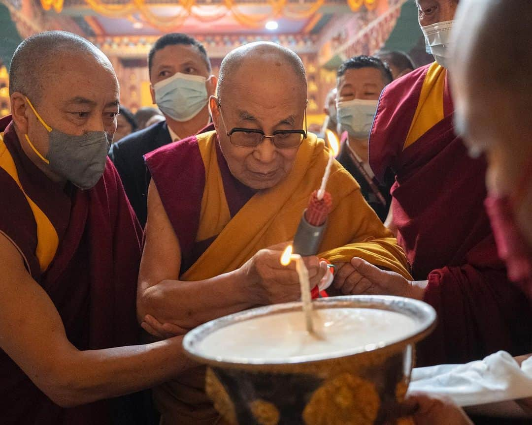 ダライ・ラマ14世さんのインスタグラム写真 - (ダライ・ラマ14世Instagram)「Long life offering ceremony to HHDL by Nyingma tradition of Tibetan Buddhism at Palgyul Namdroling Monastery in Bodhgaya, Bihar, India on January 18, 2023. #dalailama #bodhgaya」1月18日 18時29分 - dalailama