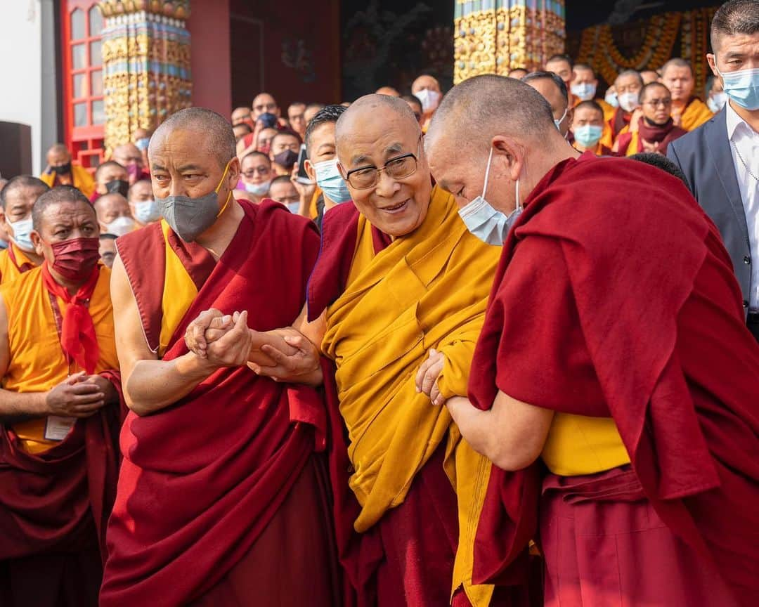 ダライ・ラマ14世さんのインスタグラム写真 - (ダライ・ラマ14世Instagram)「Long life offering ceremony to HHDL by Nyingma tradition of Tibetan Buddhism at Palgyul Namdroling Monastery in Bodhgaya, Bihar, India on January 18, 2023. #dalailama #bodhgaya」1月18日 18時29分 - dalailama