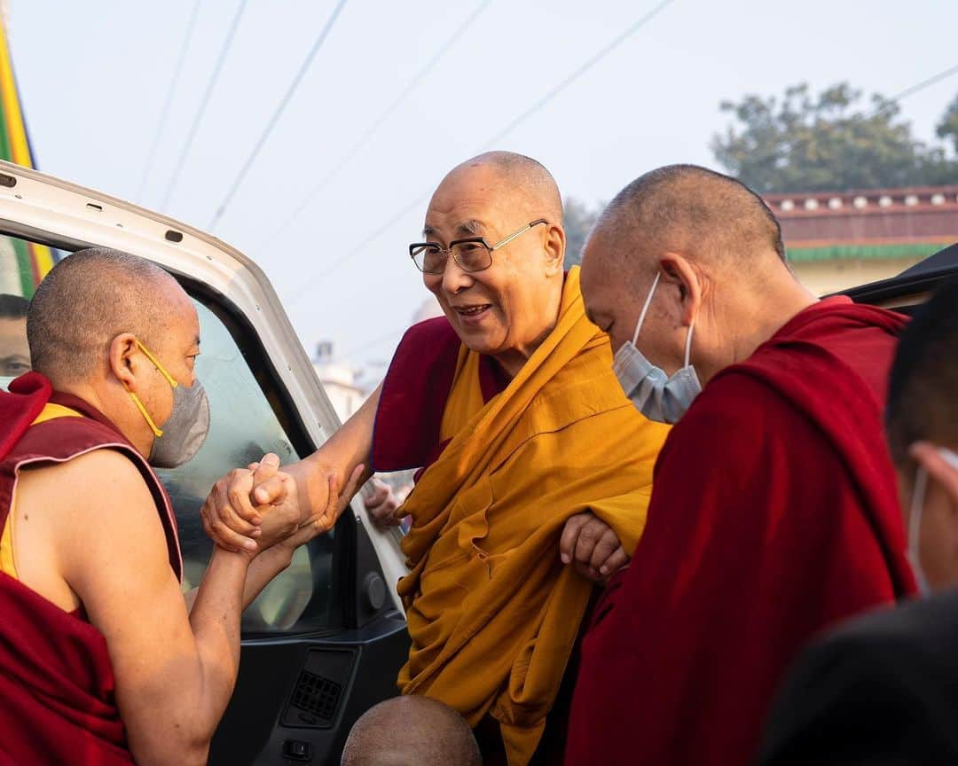 ダライ・ラマ14世さんのインスタグラム写真 - (ダライ・ラマ14世Instagram)「Long life offering ceremony to HHDL by Nyingma tradition of Tibetan Buddhism at Palgyul Namdroling Monastery in Bodhgaya, Bihar, India on January 18, 2023. #dalailama #bodhgaya」1月18日 18時29分 - dalailama