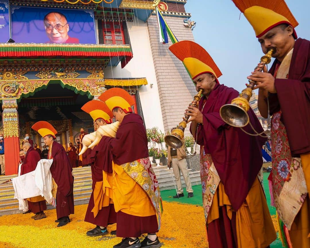 ダライ・ラマ14世さんのインスタグラム写真 - (ダライ・ラマ14世Instagram)「Long life offering ceremony to HHDL by Nyingma tradition of Tibetan Buddhism at Palgyul Namdroling Monastery in Bodhgaya, Bihar, India on January 18, 2023. #dalailama #bodhgaya」1月18日 18時29分 - dalailama