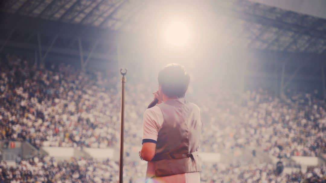 Mr.Childrenのインスタグラム：「1/25(水)発売 Live DVD & Blu-ray『Mr.Children 30th Anniversary Tour 半世紀へのエントランス』より「口笛」from 6.19 YANMAR STADIUM NAGAI映像公開！  https://youtu.be/rbqnrYy4nk0  ストーリーズ、ハイライトのリンクからご覧ください。」