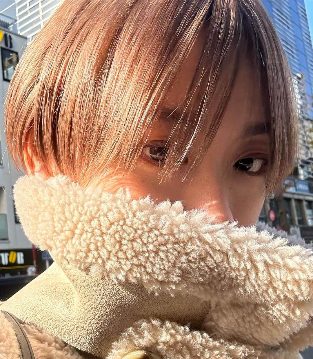 多嶋沙弥さんのインスタグラム写真 - (多嶋沙弥Instagram)「こんばんは🌟 寒いですねえ❄️ 都内は年末まで比較的過ごしやすい気候だったので、 今になってエアコンの温度を調整したり、 長男の部屋に加湿器を入れたり生まれてくる次男のベッドリネンを確認したりとバタついています😅 . 私自身はと言うと、無事に臨月を迎えたのですが…🤰🌷 年末年始に家仕事を頑張りすぎたのか、 疲れを取るのに時間がかかってしまいました😴 . もういつ陣痛が始まってもおかしくないので美味しいものを食べて、 色々とサボって、 長男とふたりの時間を目一杯満喫しようと思います💓 . ストーリーには載せていますが、 人生で初めてショートカットにしてみました😊どうかな🦀？ . @shuhey.ao @sun_platinum  のカットはいつも、 サロン帰りだけでなく自分でざっと乾かしてもそれはまた素敵な表情を見せてくれます🥰 家族みんなでお世話になっています👪 いつもありがとう❤️ . まだまだ体調を崩しやすい時期なので、 皆様もご自愛くださいませ🌸 . それでは、また💋 #ママモデル#37週#sunplatinum」1月18日 18時38分 - saya_tajima