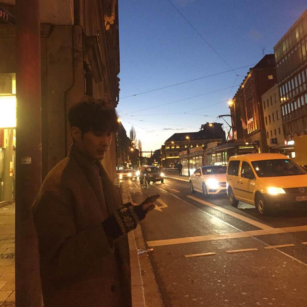 キム・ジソクのインスタグラム：「🌗 역광이지만 👌🏼」