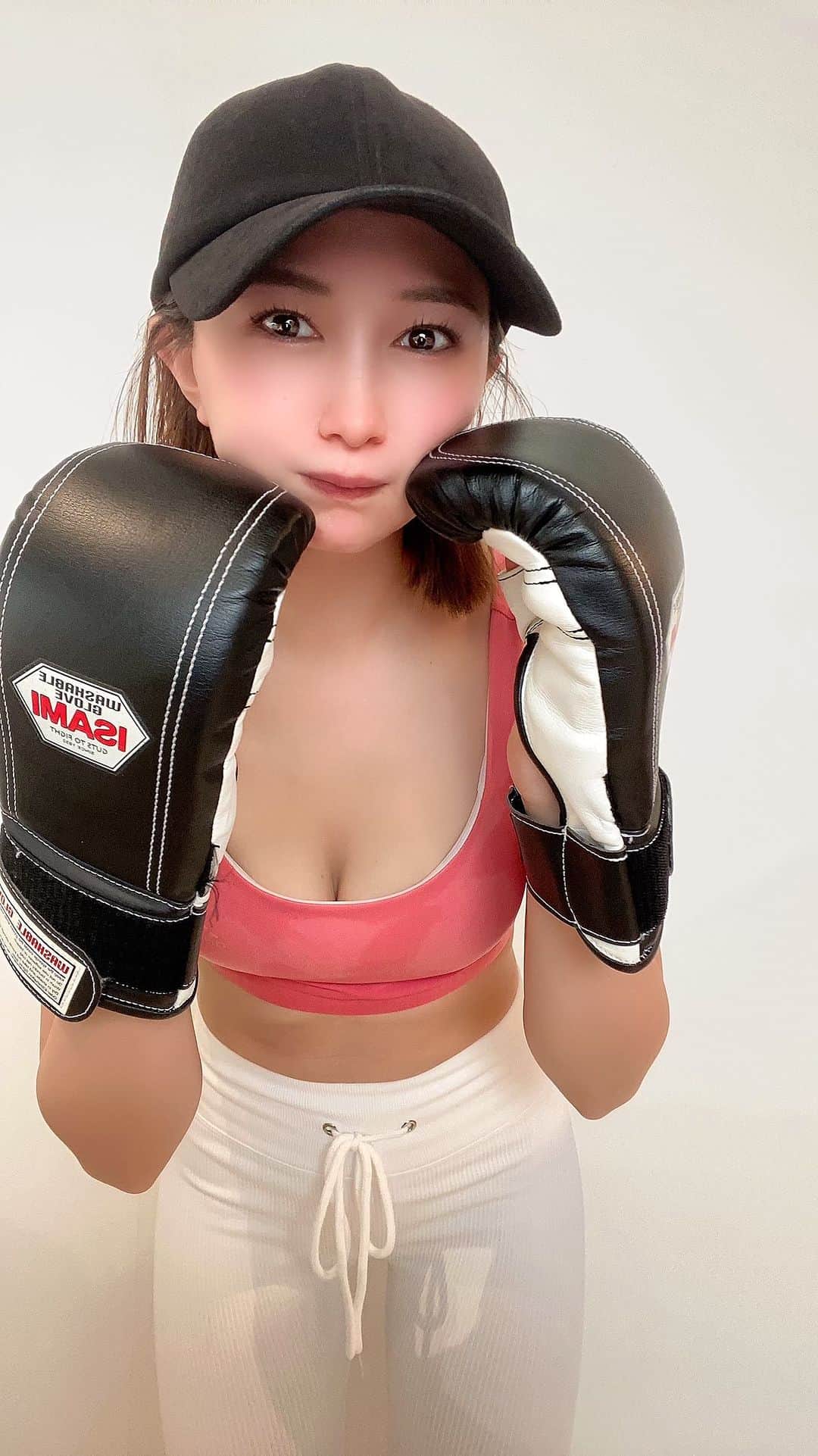 青木まりなのインスタグラム：「【今年の目標】 #30歳からの挑戦   アマチュアの大会めざして キックボクシングを 本気で頑張ること🔥  まだまだへなちょこなんだけど 見守ってください🥹🫶🏻  行ける日は毎日トレーニングに行ってるよ🥊 @crosspoint_kichijoji   #戦うラウンドガール #戦うグラビアアイドル   . . .  #キックボクシング #kickboxing #キックボクシング女子 #RIZIN #RIZINガール #ラウンドガール #トレーニング #ダイエット #training #diet」