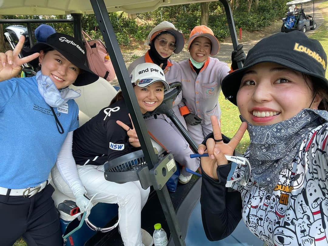 荒川侑奈のインスタグラム：「ゴルフタイランドさんの合宿に（ @golf__thailand ）参加させて頂きました⛳️ 毎日タイ🇹🇭の色々なコースを回り、ホテルにも練習場やジムが付いていたり、美味しいタイ料理をたくさん食べたり、毎日とっても充実した日を過ごせました！！ ありがとうございました☺️  そのまま私はベトナムの合宿へ移動中〜✈️ しっかり成長して日本へ帰ります！！！  #ゴルフタイランド #GolfThailand #ゴルフ合宿 #心斎橋ゴルフスタジオ」