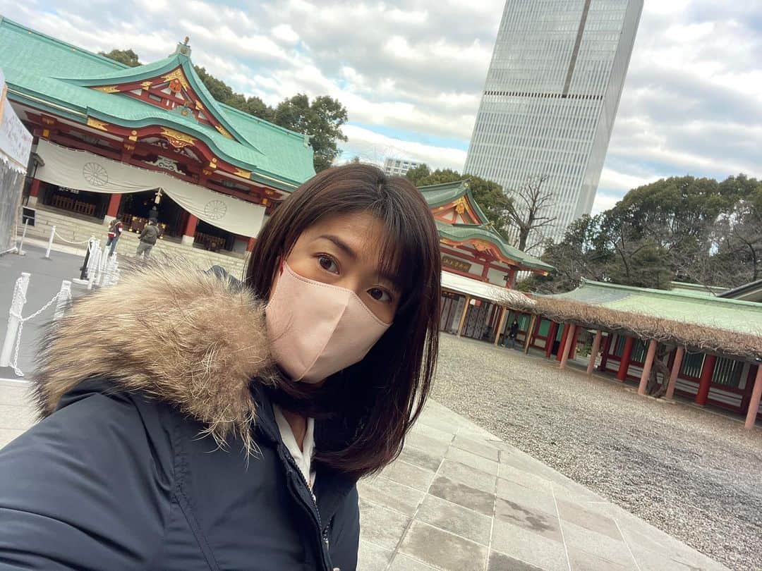 森下千里のインスタグラム：「東京へ。  朝から面談があったのですが、 その前に神社⛩へ。  御神籤が時間外でひけませんでしたが、 御利益あったように思ってます。」