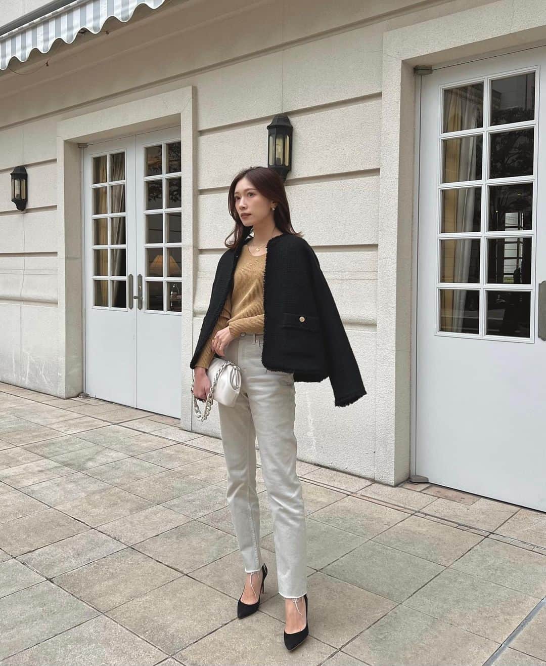 石黒美帆のインスタグラム：「.  春もたくさん着たい ツイードジャケットとデニム🤍 ⁡  outer#micaanddeal tops#stunninglure denim#YANUK bag#mirem (2月発売予定) pumps#pippichic ⁡ ⁡ バッグはチェーン部分がとても可愛くて。 肩がけしたいんですが、、動画の通りです😅 ⁡ ⁡」