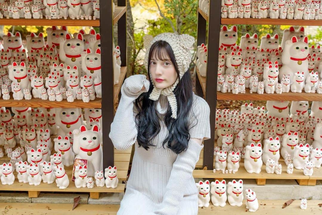 大濠ハンナのインスタグラム：「みんなに福を招くニャ♫♪  #福猫 #まねきねこ #招き猫 #猫 #ネコ #まねき猫 #ねこ #catstagram #猫帽子 #猫雑貨 #猫グッズ #ぬこ #にゃんこ #cat #猫好き #ねこばか部 #にゃんだふるらいふ #ふわもこ部 #ニット帽 #fashion #冬 #今日のコーデ #ニット #ファッション #コーデ #coordinate #コーディネート #りんご飴 #tokyo #gotokuji」