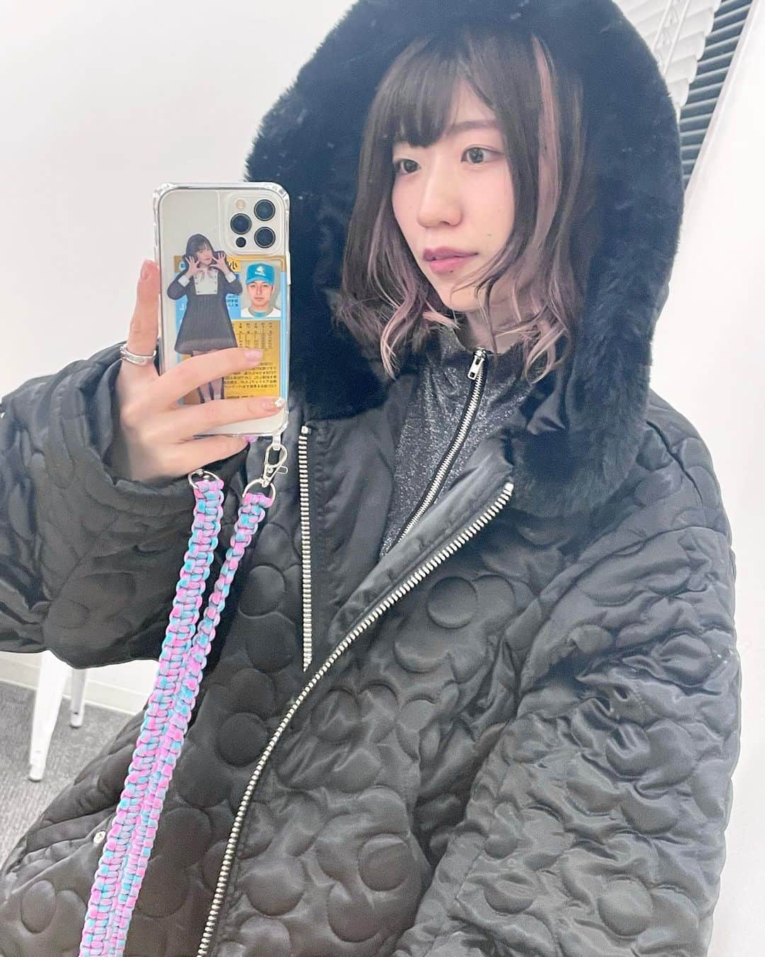 ぱいぱいでか美のインスタグラム：「今年買ったアウター✿ . little sunny biteでゲットしたやつ❕ フード大きめで生地の質感もフェイクファーも高級感あってかわいい🖤 そして何より花柄が！かわいー！ 丈も短すぎないので暖かいです🥰 最近寒いのでみんなもあったかくしてねー！ iPhoneケースの中は小関親子です🦁💙 紐はありぼぼが作ったやつ❕ . #littlesunnybite #outer #でか美私服 #でか美ちゃん」