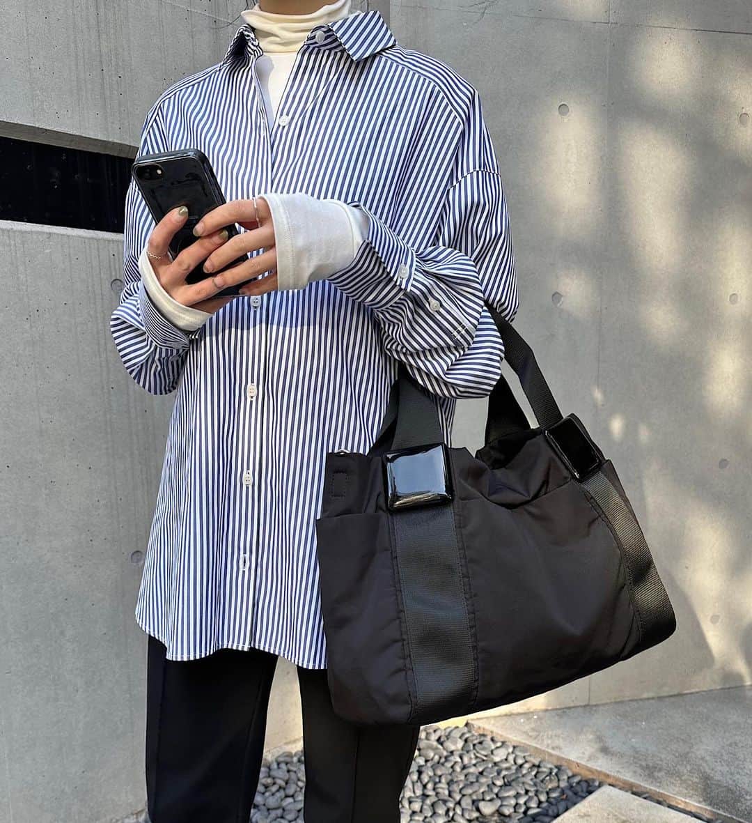 のインスタグラム：「【 Recommend Item 】  パピヨネでロングセラーの樹脂パーツトートバッグ。 その名の通り、スクエア型の樹脂パーツがポイントのバッグです。 A4サイズが収納できるのでお仕事用にはもちろんのこと、お荷物が多くなりがちなご旅行などのシーンにもおすすめ。  斜め掛けができるショルダーベルト付きなのでどんなシーンでも活躍する優秀バッグです。  ▼スクエア樹脂パーツトートL CLZ5012212A0006 ¥14,300(税込)  . . . #COLLAGEGALLARDAGALANTE#コラージュガリャルダガランテ#PAPILLONNER#パピヨネ#palcloset#パルクローゼット#オトナコーデ#高見えアイテム #20代コーデ#30代コーデ#40代コーデ#大人シンプルコーデ #トートバッグ #トートバッグコーデ #軽量バッグ #お仕事バッグ #お仕事コーデ #旅行コーデ #通勤バッグ #通勤コーデ #オフィスカジュアル #ショルダーバッグ #a4サイズ #ストライプシャツ #シャツコーデ #シャツ #シャツスタイル #モノトーンコーデ #ブラックコーデ #スタンドカラー」