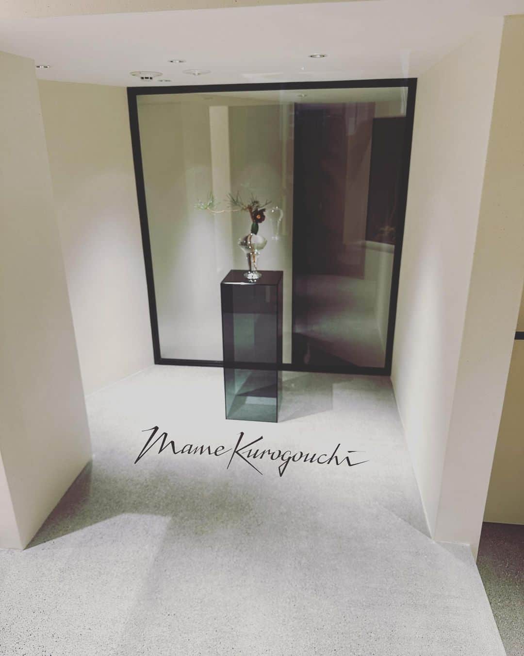 樫野有香さんのインスタグラム写真 - (樫野有香Instagram)「愛してやまないMame Kurogouchiの旗艦店Mame Kurogouchi Aoyamaが北青山にOpen。  お洋服に込められたストーリーや愛情のように細部にまで職人の技術の素晴らしさや想い、こだわりが詰まった空間でした。  どこを切り取っても美しい。 愛おしい。  @mamekurogouchi  #mamekurogouchi  #mamekurogouchiaoyama」1月18日 20時03分 - kashiyuka.prfm_p000003