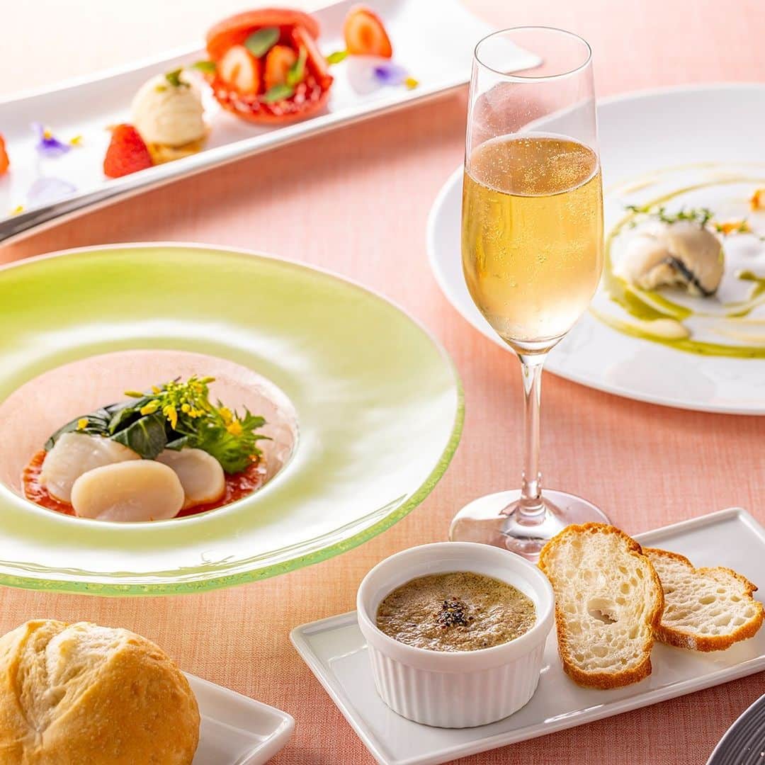 Hilton Odawara Resort & Spaさんのインスタグラム写真 - (Hilton Odawara Resort & SpaInstagram)「シャンパンやワインと共に🥂 春の「フレンチコースディナー」  会話を楽しみながらお二人で過ごす特別な日にはコースディナーを✨  お席でゆっくりとお食事とワインをご堪能ください🍷  「春のフレンチコースディナー」 期間　2月3日（金）～4月6日（木） 料金　9,500円 ＜メニュー＞ ・自家製レバーパテ　メルバトースト添え ・ホタテのミキュイ　菜の花のマリネとムスクラン　ケレスの香り ・鰆のポンポネット　空豆と桜エビのアランチーニ　木の芽のヴルーテ ・国産牛サーロインのグリルとポアブラードソース　ロックポテト　筍のフリット　ゴルゴンゾーラのアクセント ・石窯パン ・ストロベリーマカロン　バニラアイス  #hiltonodawara #ヒルトン小田原 #小田原 #小田原旅行　 #小田原ホテル #小田原観光 #夫婦旅行 #2人旅 #記念日旅行　 #記念日デート #カップル旅行 #神奈川旅行 #旅行 #温泉旅行  #温泉 #旅行が好き #国内旅行 #全国旅行支援 #いざ神奈川 #コースディナー #フレンチコース #ホテルディナー #ワイン #シャンパン #春の食材」1月18日 20時00分 - hiltonodawara