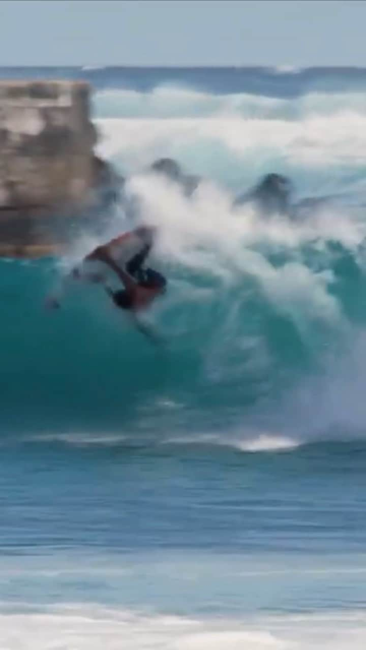 ジェレミー・フローレスのインスタグラム：「#tb Reunion island 🇷🇪 Counting down the days until i get to do this again 🔜. . 🎥: @vincentkardasik @quiksilver #ReunionIsland #iledelareunion」