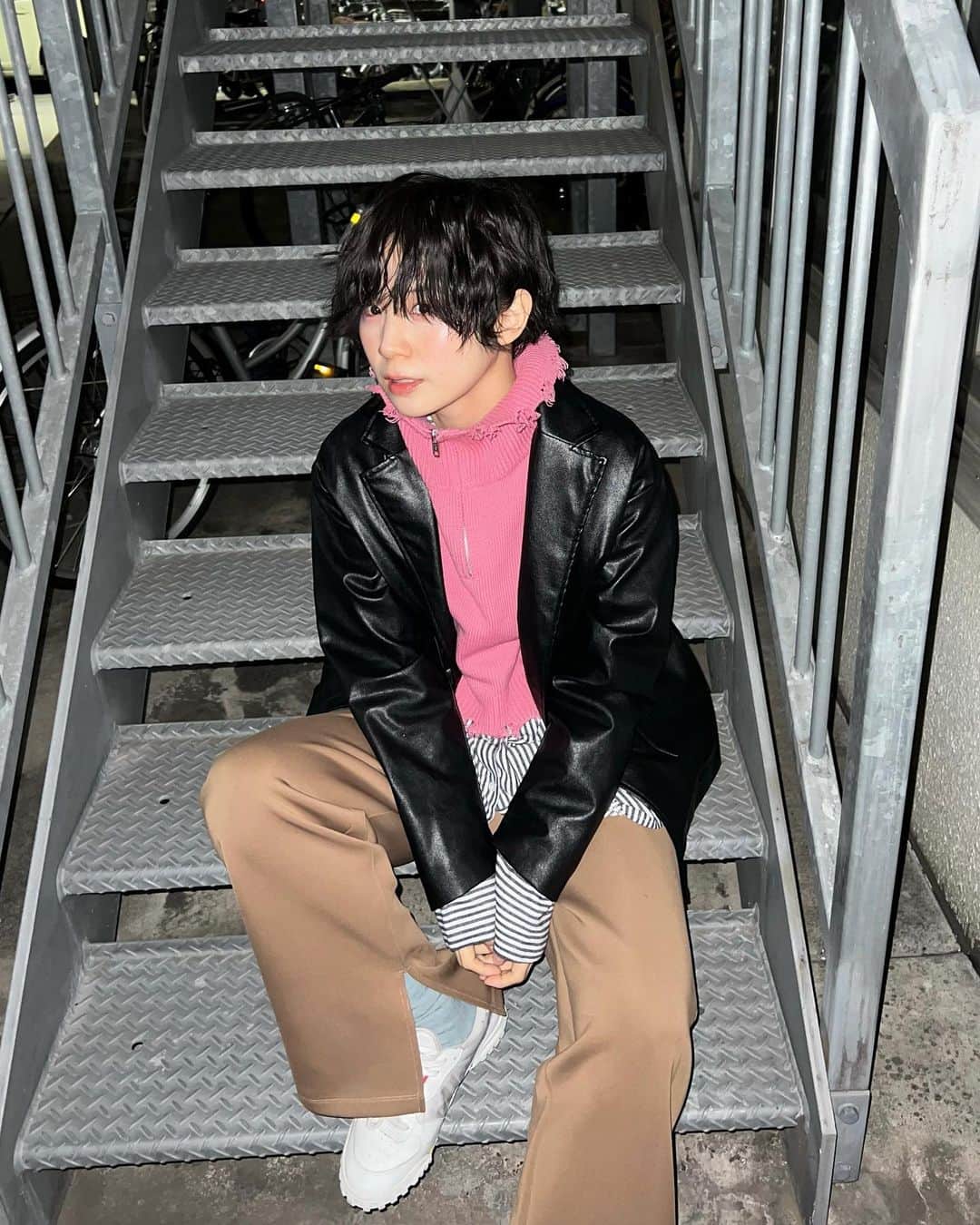 光永のインスタグラム：「さっき撮ったばっかの今日の服。フェイクレザーのテーラードジャケットにハイネックニットベスト合わせました🐕🫶🏻 白スニーカー合わせで洗礼されたカジュアルダウン👟レイヤードたのしいいい ㅤㅤㅤㅤㅤㅤㅤㅤㅤㅤㅤㅤ ニット：#jouetie ジャケット：#mayree シャツ：#hotping パンツ：#オパール東京 スニーカー：#ellesse アウター：#LAURENHI バッグ：#SML ㅤㅤㅤㅤㅤㅤㅤㅤㅤㅤㅤㅤ #ootd #outfit #冬コーデ #レザージャケット #ダメージニット #メンズライクコーデ #ボーイッシュコーデ #メンズライク #ボーイッシュ #ショートヘアアレンジ #メンズライクショート #ショートパーマ #骨格ナチュラル #骨格ナチュラルコーデ #ブルベ冬 #ブルベ冬コーデ」