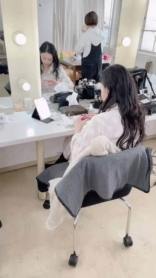 杉原杏璃のインスタグラム：「最近、ネイルチップが大活躍♫  コロナもあって、ネイルサロンにしばらく行かなくなってから ネイルチップがお気に入りで♫  撮影のたびにデザイン変えられるし、自分でつけたり外したりが自由にできるので便利だな〜と  撮影と取材を❤️　動画  幻冬舎さんのWEBサイト 「資産形成ゴールドオンライン」で連載して頂いている記事の最新記事が更新されました💻 https://gentosha-go.com/shisankeisei  これまでの連載はコチラからご覧下さい↓↓ https://gentosha-go.com/category/sk0020  #幻冬舎 #資産形成ゴールドオンライン #資産運用 #投資コラム #コラム」