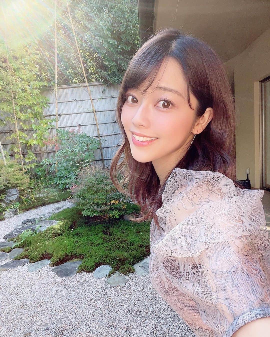八幡美咲のインスタグラム：「【お知らせ📢】  今回、 @moz_forest_label さんと コラボアイテムを作ることになりました🦌💓 ㅤㅤㅤㅤㅤㅤㅤㅤㅤㅤㅤㅤㅤ 完全受注生産で、 2月受注開始予定です✌︎  私がアナウンサー就活や試験勉強など 頑張りたいときに支えてもらった言葉を 胸にプリントしています🍋 .*゜  頑張る人の応援Tシャツになったら...という思いで 丁寧にデザインしたので、 ぜひ、楽しみにしていてください💐  男女問わず着ていただけるようなデザインにしました‪·͜·   お楽しみにです❤︎❤︎   ps 写真は関係ないです☺️ あまりに太陽の光が気持ちよくて日光浴した時の写真です。」