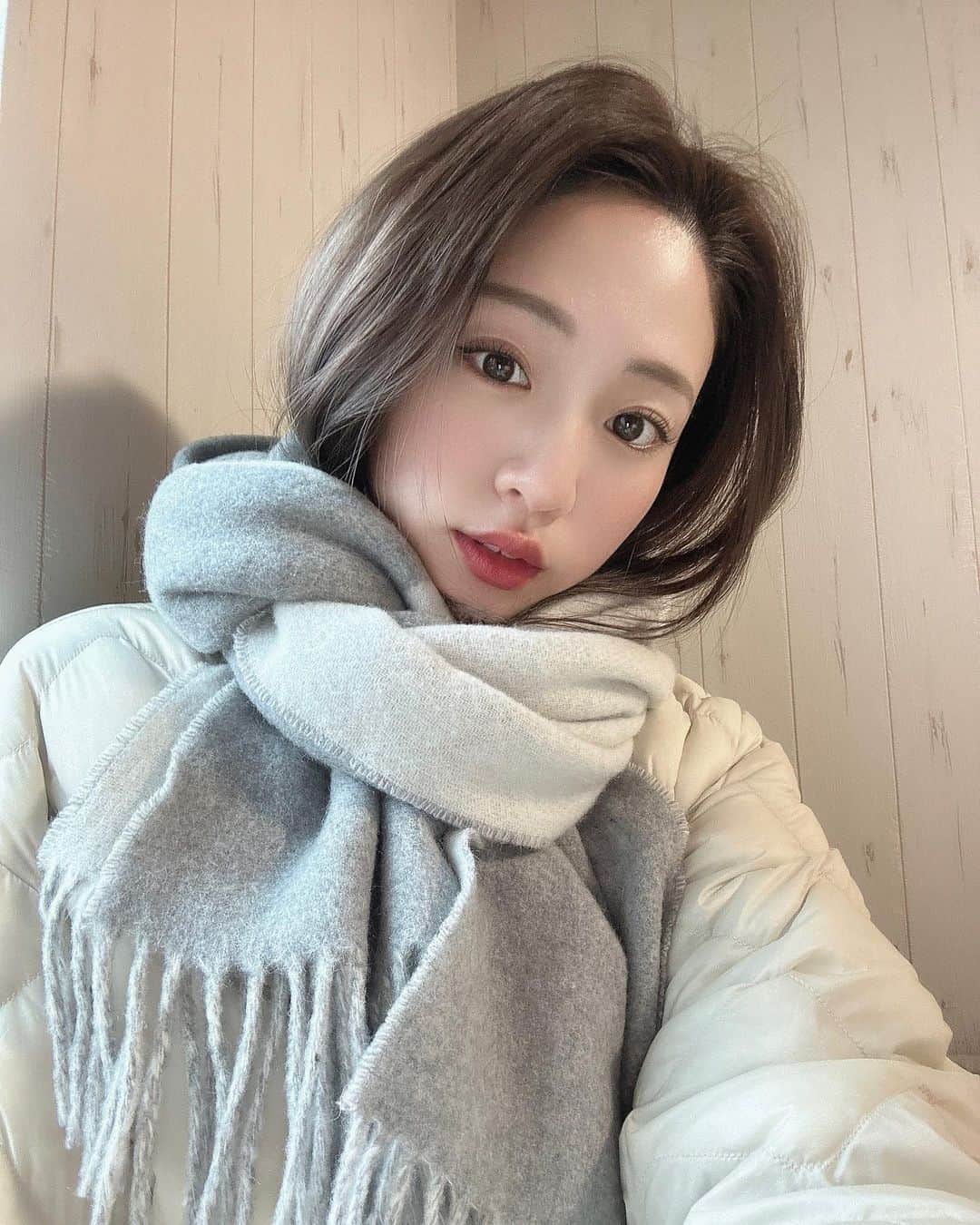 志田友美（ゆうみん）のインスタグラム：「今年のマフラー🧣あったかくてきゃわいっ。  ✔️オリジオ 肌は日本でまだ数台しかなくてずっと気になってたオリジオというのをやりました🫣  @dr_akiyoshi_yamamoto 🫧  アジア人向けのサーマクールと言われていてシワたるみに効果的ですぐに効果が実感できたからお気に入り🥹  ✔️マウスピース矯正  @zenyum.jp でマウスピース矯正してたんだけどやっと終了して 今はリテーナー🦷 してます。  ゼニュムはすぐにアプリで相談できたり、連携してる歯医者に行ったりマウスピースは送られてきたりするからとにかく楽ちん🥲  価格帯も安めなので気になってる人は是非検討してみてね👁  ✔️クリーニング&ホワイトニング @faithdental_anniversarydental 🪥✨  何年も前から通ってるけど、 施術の丁寧さが今まででダントツ。 身内を紹介しまくってる。🤣  ホワイトニングは一年ぶりだったけど、ブリーチ色までなって 嬉しいいい。  歯はなるべく自分の歯でいたいし、 綺麗でいたいから定期的なメンテナンスは絶対🤔‼️」