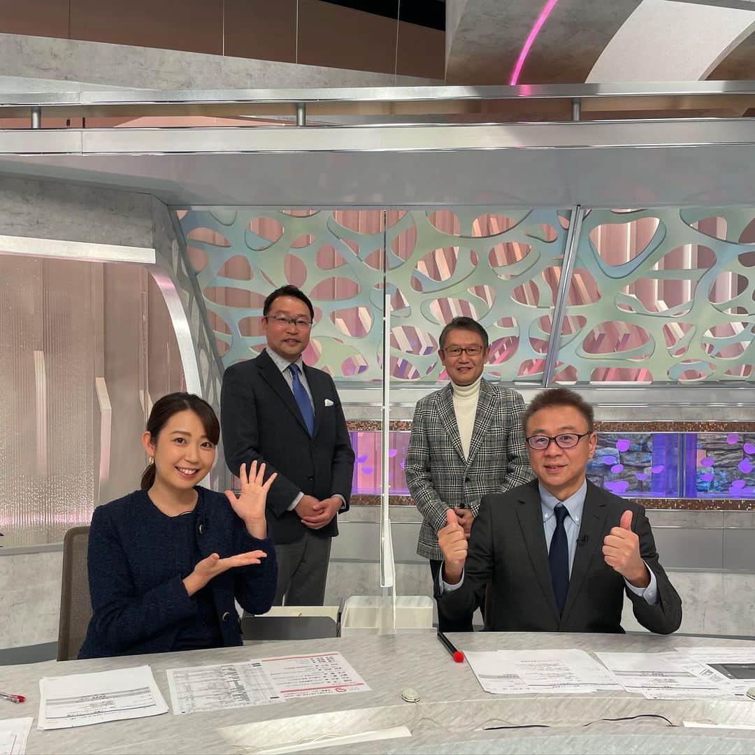 須黒清華のインスタグラム：「今週月曜日は西村キャスターがダボス会議取材のため、小柳キャスターと久しぶりにご一緒しました💁‍♀️ マーケットコーナーでもおなじみのゲスト、広木隆さん、井出真吾と一緒に📸  果たして2023年、世界的な景気後退は起こるのでしょうか、、  OA後もお話が止まらなかった皆さんです。  #日経ニュースプラス9 #小柳キャスター　#須黒清華 #井出真吾 #広木隆  #世界経済 #景気後退 #マーケット」