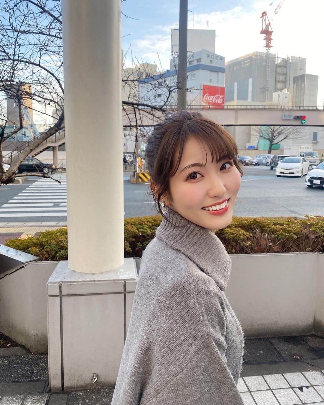 のインスタグラム：「こんばんは🍚 今日も1日お疲れ様でした！  昨日、火曜日のアサデス。KBCの衣装は @selectmoca さんの ・アイボリーのロングウール ・グレーのハーフzipニットワンピース 大きな襟とハーフジップがポイントになっていて 可愛いかったです🐺🐺ゆるっと楽ちん〜✌🏻✌🏻  ちょっぴりお久しぶりなお団子ヘアにして頂きました🍡 いつかやってみたいお団子ヘアアレンジがあるんですが中々勇気が出ずにいます🙃🙂🙃🙂 いつか披露させて下さい！✨  今日は夜ご飯に海鮮丼を食べました♪ 今朝のTrip!北九州のコーナーを見て 海鮮が食べたくなったんだ♪と母が言ってました☺️ 祖父からも美味しそうだったね〜との 電話がきてとっても嬉しい気持ちです☺️  皆さんにお知らせです！ スマートフォンから全国どこからでもアサデス。KBCが見られる「どこでもアサデス。」 ついに明日配信担当デビューです☀️✊🏻✊🏻 皆さん明日も一緒に早起きしてくれたら嬉しいです🐥☀️  アサデスアプリをダウンロードすればご覧頂けます！！  よーし！よし！気合いは十分です！ あとは大学の課題をして寝るだけ！✊🏻✊🏻✊🏻 #アサデス#アサデスKBC#KBC#福岡県#お天気お姉さん#お天気アシスタント#ロングコート #ニットワンピース#ミディアムヘアアレンジ #お団子ヘア #ショートブーツ#晴れの日#冬コーデ」