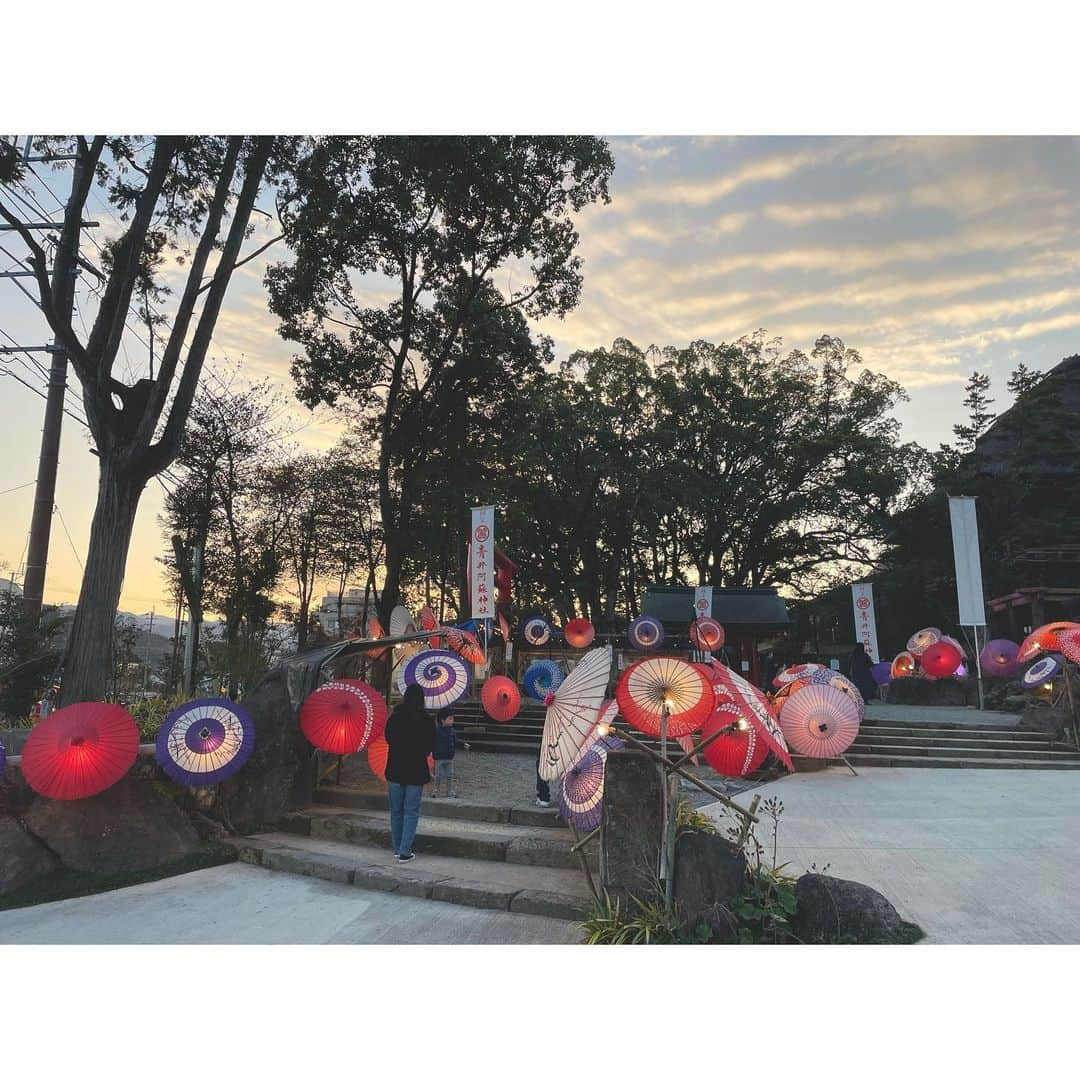 武田華奈さんのインスタグラム写真 - (武田華奈Instagram)「. 今年の初詣は水上村の祖父の家の近くにある青井阿蘇神社へ出かけました⛩ 階段の和傘が上品にお正月らしさを演出していて、参拝した時間が遅めだったのでライトアップも見られました☺️ . まずは、今年一年健康に過ごせることがなによりかなと思います😊 明日から3日間みっちり東京ロケ、体力を逆算しながら頑張ろう💪」1月18日 21時11分 - kana_takeda.19