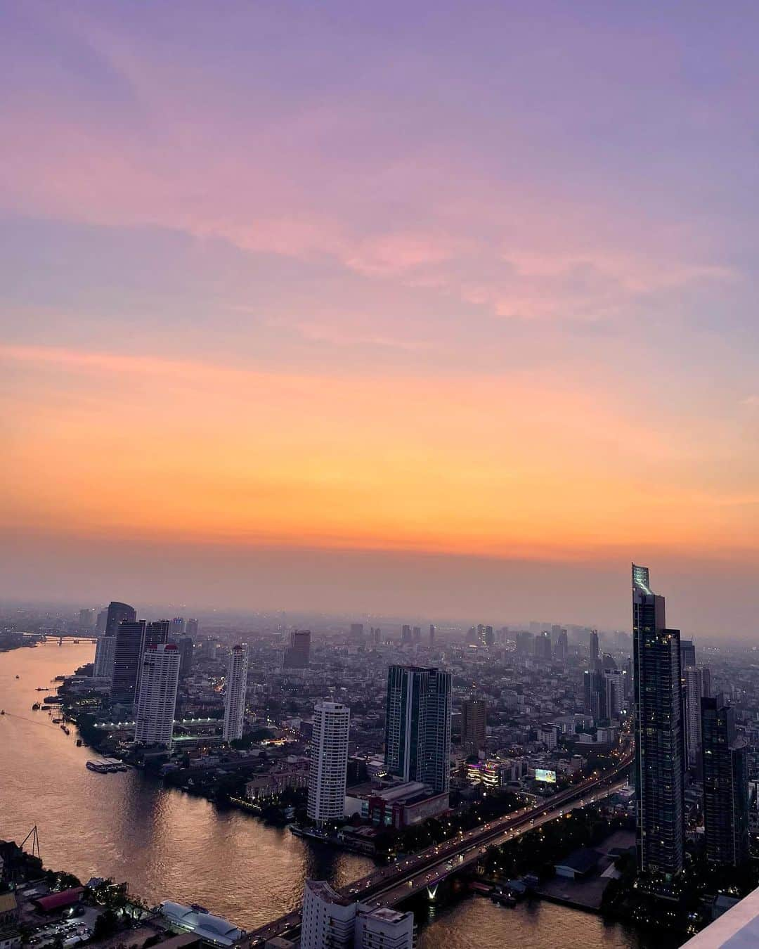 DJ DAIKI（若林大輝）さんのインスタグラム写真 - (DJ DAIKI（若林大輝）Instagram)「Rooftop気持ち良いーーー with Beautiful sunset & Good cocktail🍸 . ここは映画Hangover2の 撮影地にもなったRooftop bar . バンコクはたくさん Rooftop barがあるから ルーフトップバー巡りが楽しい😊」1月18日 21時23分 - daiki.wakabayashi