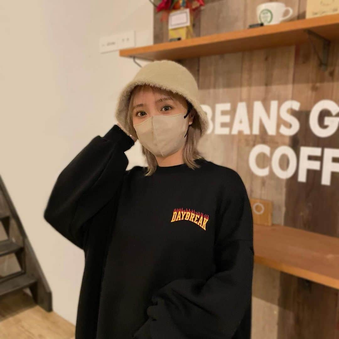 加藤愛永のインスタグラム：「あけすぎましたおめでとうございます🎍 新年写真撮ったら投稿しようと思ってたのに まだ撮れてないので諦めました🎍 . なので年末の写真‼️笑 このスウェット @grl_official で 可愛くて一目惚れしてポチた❗️ 後ろがかわいいのだ、、🔥 え、待ってタグ付け機能進化した❔っょ . . #grl #グレイル #あけおめ #出遅れました」