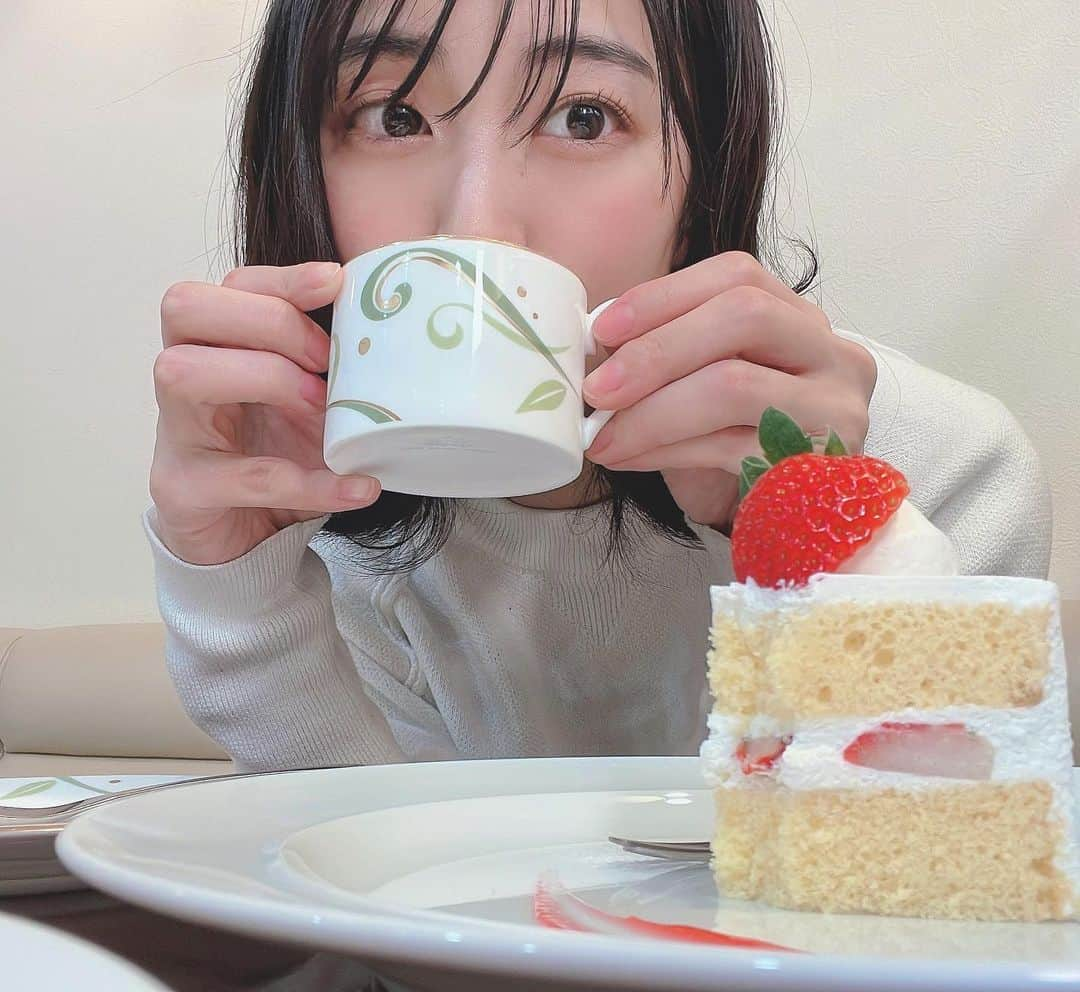 遊上なばなのインスタグラム：「岡山帰ってきたよ お母さんとケーキ食べて あったかい時間過ごしたの。  甘いもの食べて あったかい飲み物飲んで 久しぶりに会っていろんなこと話しながらあったかい気持ちになる すごいいい時間だったな。  生クリームあますぎなくて 好みの味だった♡ ショートケーキさいこう。  ねえちゃんと自分用に ガトーショコラも買って帰ったのよ チョコにこだわっていらっしゃるらしくて 甘すぎない深い味のチョコでした チョコだけも売ってた。おいしかった...♡ また帰ったらいきたいな。😌  📌PR @patisserie_souhait  #셀카 #셀피 #셀기꾼 #셀스타그램  #일상 #굿밤 #잘자요 #night  #goodnight #岡山  #スゥエ #岡山ケーキ #問屋町ケーキ  #問屋町スイーツ #問屋町カフェ  #岡山スイーツ #北長瀬カフェ  #北長瀬ケーキ #トリドリベース #데일리룩 #데일리 #me  #맛스타그램 #instayum #love  #followme #photooftheday  #japanesegirl #japanese ☁︎☁」