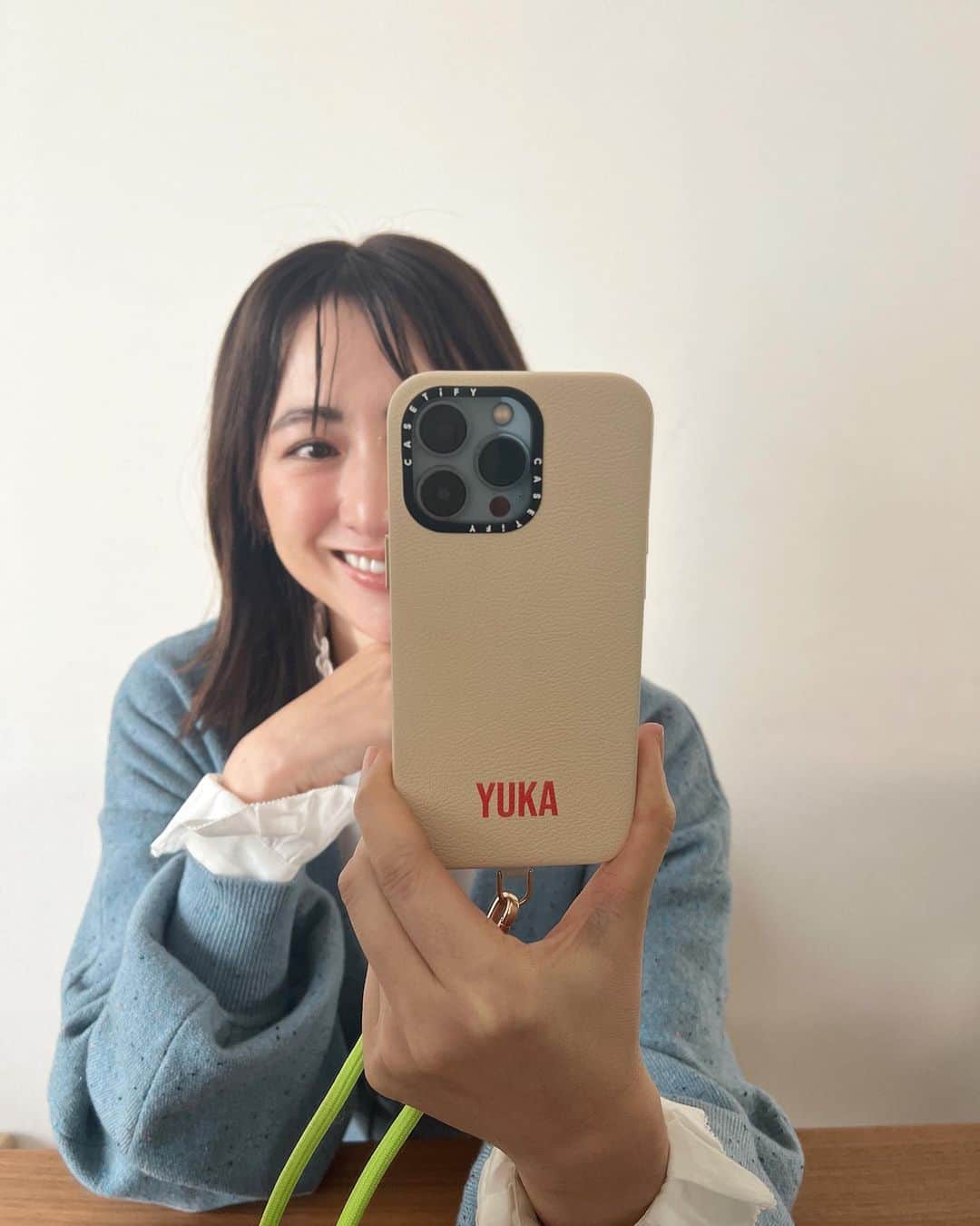 前田ゆかのインスタグラム：「新年、 新しくするタイミングでもう一つ 新調したのはスマホケース📱  #casetify  落としても壊れにくいしカスタマイで自分好みのオリジナルが作れるからリピートしています。今回はショルダーも加えたから普段の生活がスムーズになって、 探す手間がなくなって快適〜🙆‍♀️ 使ってみてわかることってありますね〜  自然とこれ！ と導かれるように取り入れた ラッキーカラーのグリーン。 みずみずしい新しさが溢れて 軽やかに更新💚  @casetify_jp  @casetify  #showyourcolors #スマホショルダー #今年のラッキーカラー #カスタマイズ #心が喜ぶものを #効果的に #身につけて #好きなカラーに #ラッキーカラー #のエネルギー #ラッキーカラーを身につける #自由にいこうー #開運」