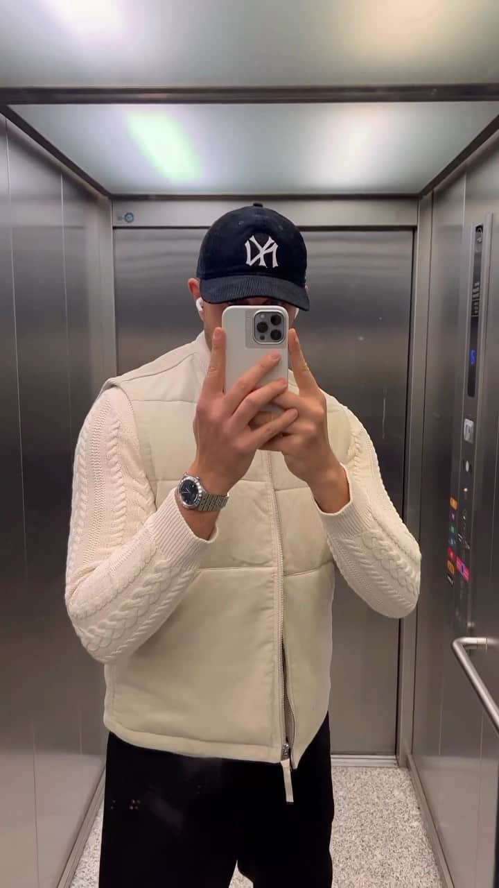 Men Withのインスタグラム：「Which outfit is your favorite? 🙌🏽 #menwithstreetstyle」