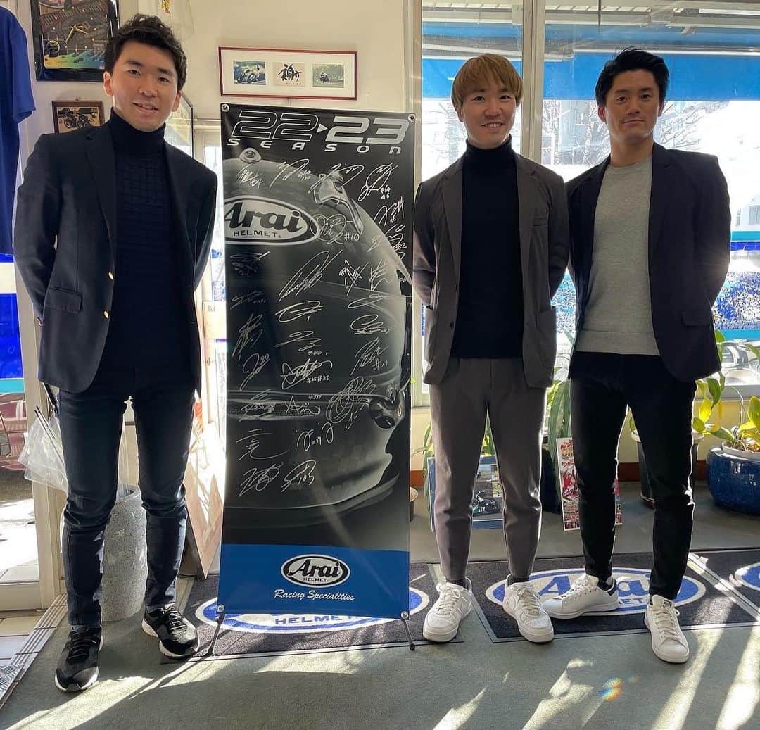 のインスタグラム：「アライヘルメットさんへ年始のご挨拶  右京君とトーゴと行きましたが 3枚中2枚で目をつぶってる辺りが オガワってます😂  #アライヘルメット #araihelmet」