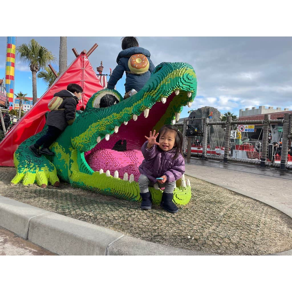 山田真以のインスタグラム：「お正月に行った#レゴランド 🤍💙🧡  園内がとってもカラフルでレゴで作られたいろいろなものが可愛くて噂以上に面白くて楽しくて娘も大喜び😉❣️ 時間が足りなくて最後は足速に周った〜💦💦 次行く時はもう少し時間に余裕を持って遊びに行こう🥰 #レゴランド#レゴランド名古屋#レゴ#lego#legoland#legolandnagoya」