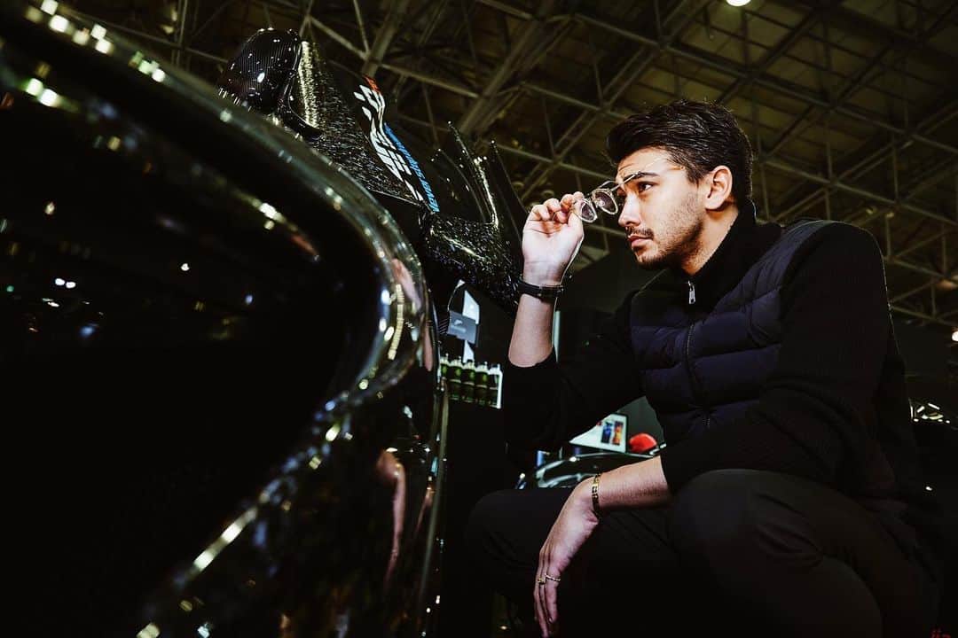 石倉ノアのインスタグラム：「Tokyo Auto Salon2023 .. . 毎年開催されている @tokyo_autosalon_official にご招待いただき、遊びに行ってきた〜🚗  自分の中では毎年恒例になってきてる行事でもあるオートサロンは毎年進化していて驚かされるし、電気自動車が参入しつつ浸透してきたということもあり追い討ちを掛けるガソリン車の本気と新星電気自動車の熱い戦いを見ながら、凄い時代になったなと思った。子供が産まれて2シーターに乗ることがなくなり見ないようにしていたけど、やっぱり欲しくなるね笑  オンラインオートサロンに新規登録、すでに登録している方もエントリーするだけで総額100万円相当のプレゼントキャンペーンに参加できる見たい！  ここで紹介しきれないクルマとか公式アカウント @tokyo_autosalon_official でもみれるからぜひ見てみて〜🚗 . .. #TokyoAutosalon #PR」