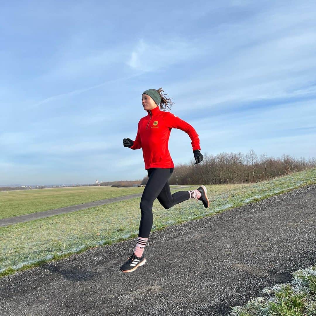 ルート・ゾフィア・シュペルマイヤーのインスタグラム：「Cold feet, crisp air - winter training  #runnerslife #runningmotivation」