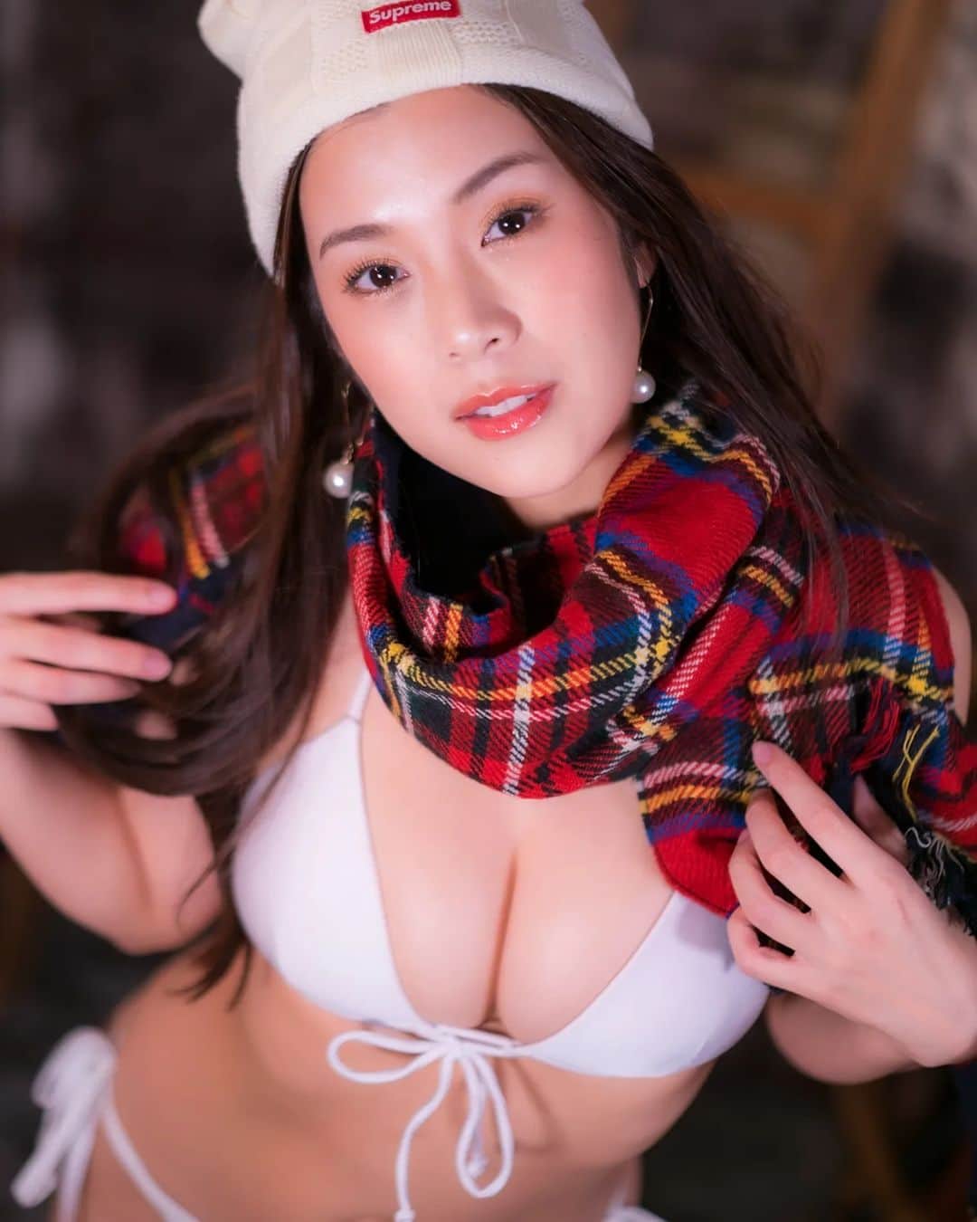 内田瑞穂さんのインスタグラム写真 - (内田瑞穂Instagram)「Want to warm up together? 🔥  Let's get nice and comfy with my Winter Girl set 🧣   ❄️ Patreon.com/mizuhouchida ❄️  #winter #cosplaygirl #japanesegirl #gravure #swimsuit」1月18日 21時51分 - 1110mizuho
